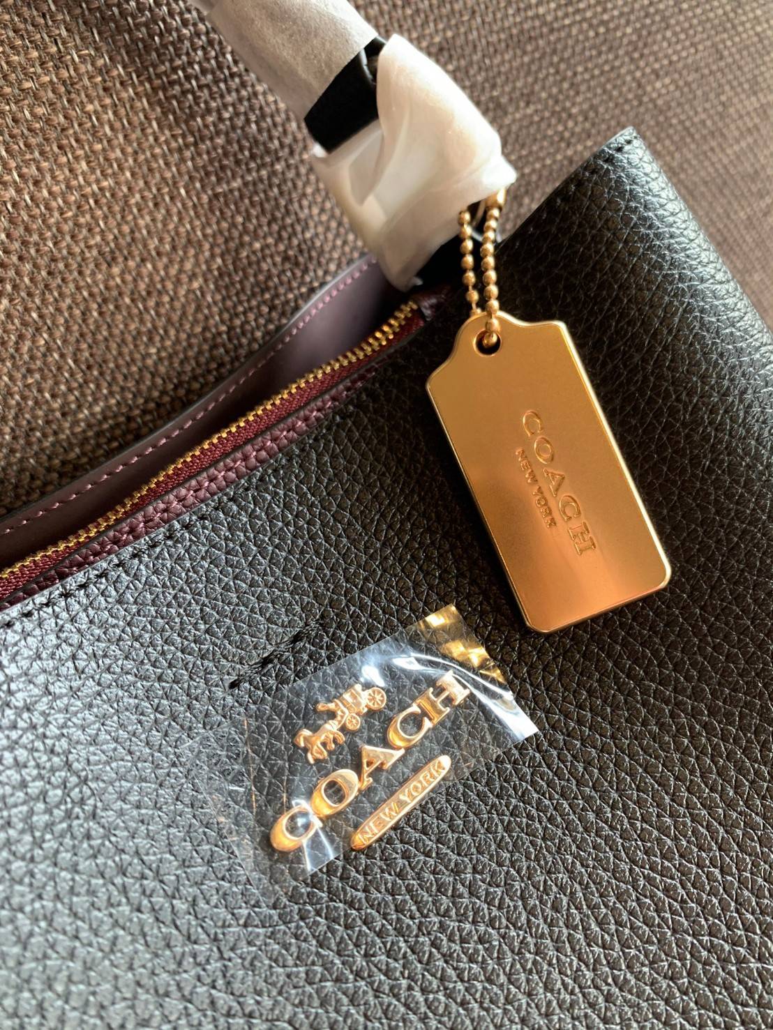 ถังใหญ่พร้อมส่งแล้วค่าา ห้ามพลาด❗️ COACH TOWN BUCKET BAG((91122)) 📣พร้อมส่ง ไซด์ที่สาวๆรอคอยค่ะ! ✔️กระเป๋าทรงถังใบใหญ่ สุดฮิตอีกรุ่นที่สาวๆต้องมีติดตัว ✔️หนังแท้ หนังจริงสวยมาก นิ่มมือดีด้วยนะคะ