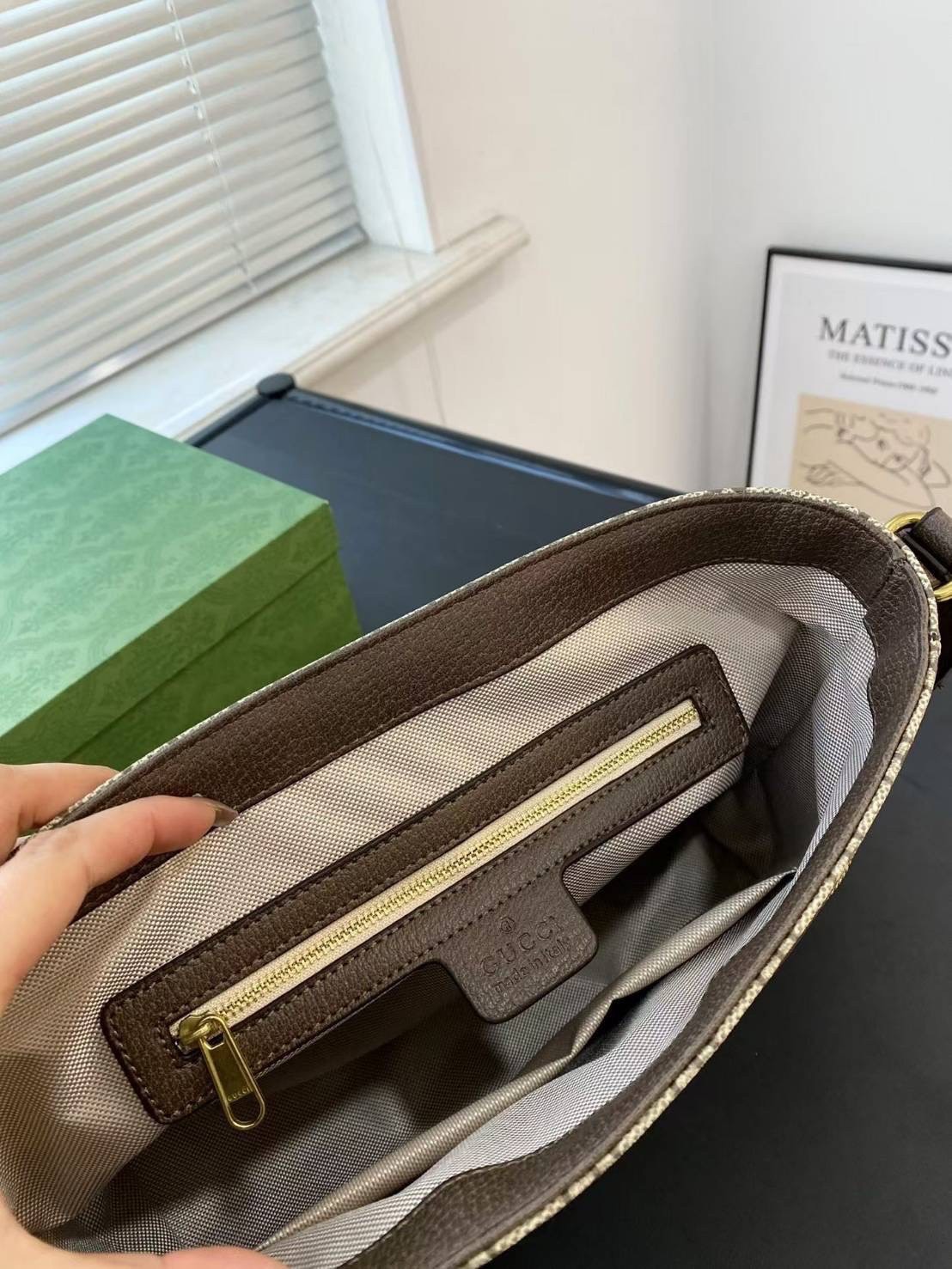 Gucci Ophidia medium messenger bag กระเป๋าทรงแมสเซนเจอร์ใบใหญ่กำลังพอดี ไอเท็มที่หนุ่มๆต้องไม่พลาด โดดเด่นด้วยลวดลายคลาสสิค คาดหน้าเขียวแดงสวยเป็นเอกลักษณ์