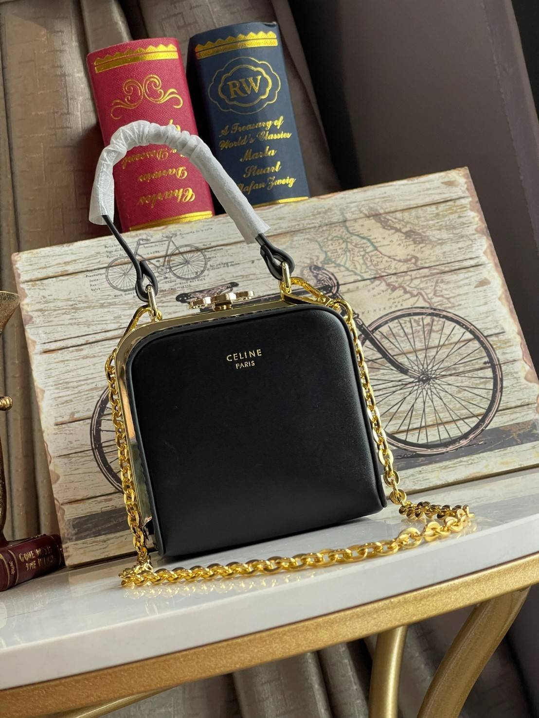 Celine Triomphe Minaudiere สาว ๆ คนไหนไม่เน้นพกของเยอะ แต่ต้องการกระเป๋าที่ให้ความเรียบหรู ดีไซน์เก๋ เหมาะสำหรับดินเนอร์มื้อค่ำ หรือช้อปปิ้งเบาๆ ใบนี้แนะนำเลยคะ เป็นกระเป๋าขนาดกะทัดรัด ถือและสะพายไหล่ได้ ให้ความคล่องตัว นับว่าเป็นอีกหนึ่งแอสเซสเซอรี่ที่น่