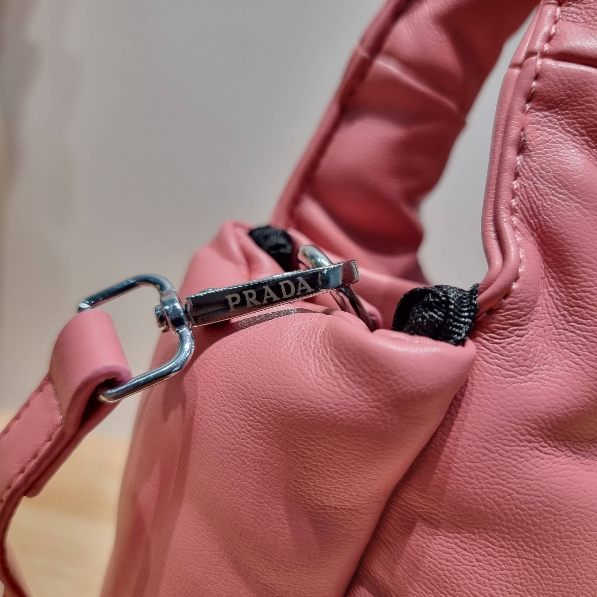 PRADA Small padded Soft nappa-leather bag พร้อมส่ง 4 สี น้องใหม่ล่าสุด กับคอลเลคชั่นที่ทำออกมาตอบโจทย์ได้ทุกไลฟ์สไตล์