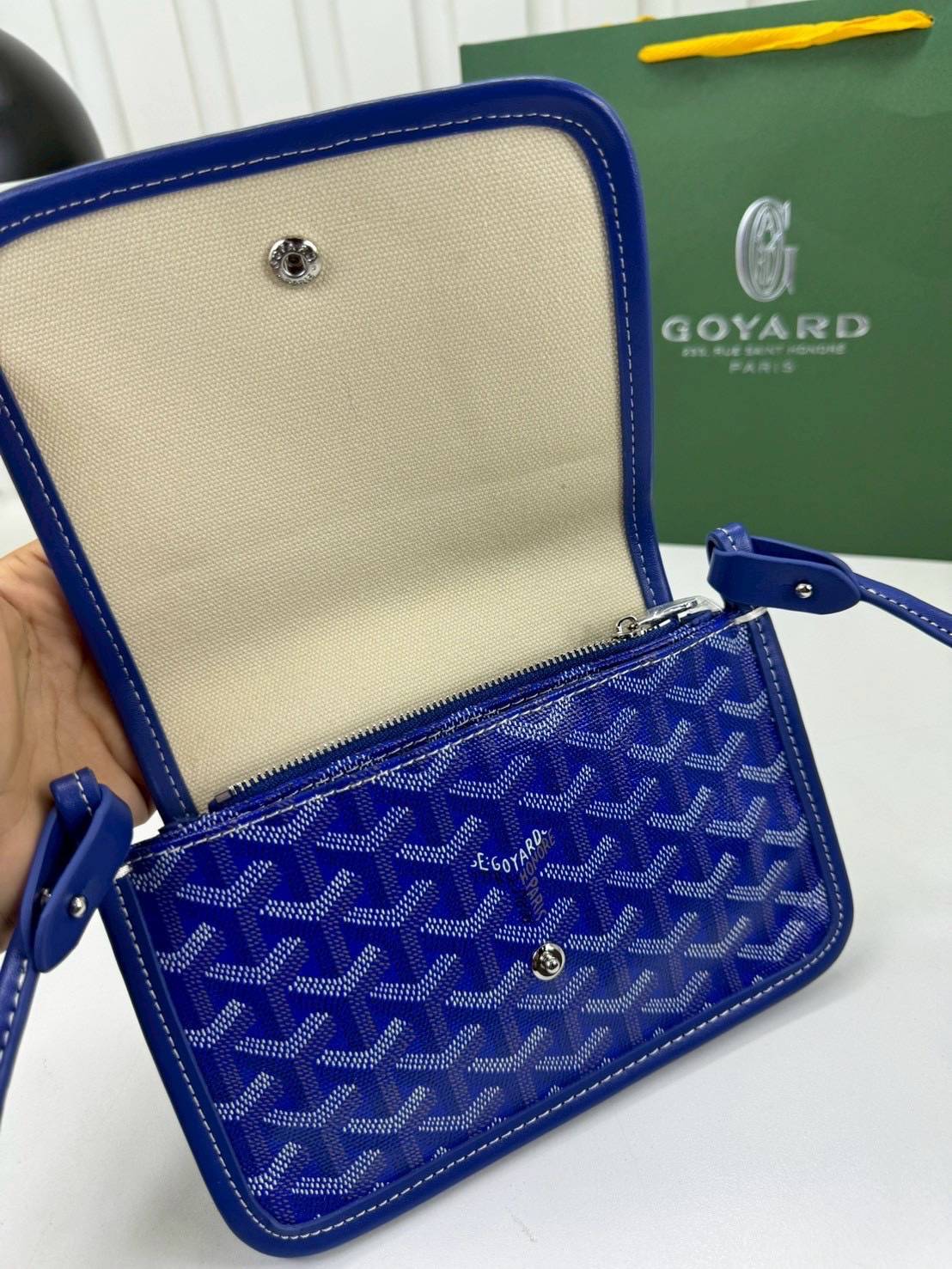 10 สี ORI หนังแท้ | GOYARD Plumet pouch-wallet กระเป๋าสะพายใบเล็กกะทัดรัด ดีไซน์กระเป๋าสตางค์ Plumet ดีไซน์มาพร้อมช่องใส่เหรียญ ธนบัตร และบัตรต่างๆ สามารถสะพายไหล่เป็นกระเป๋าสะพายข้างได้เหมือนกระเป๋าใบเล็ก