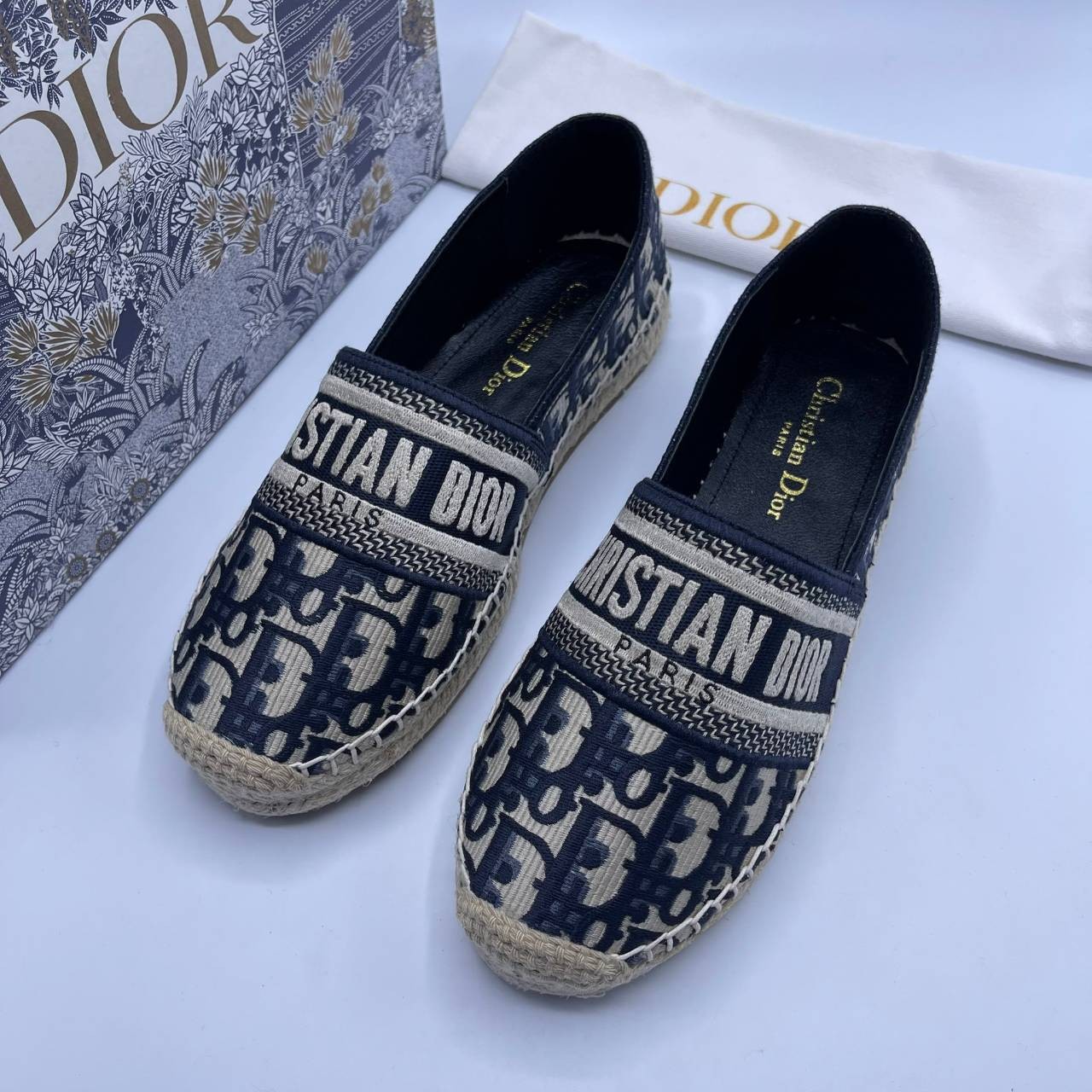 DIOR GRANVILLE ESPADRILLE Oblique Embroidered Cotton รองเท้าที่เป็นเอกลักษณ์ ที่สุดแห่งความหรูหราที่ใช้งานได้ทุกวัน ตัดเย็บจากผ้าฝ้ายปักลาย ประดับด้วยรายละเอียดสวยงาม งานเกรดออริจินอล 1:1 เหมือนที่สุด ภาพสินค้าถ่ายจากงานขายจริง ไม่โป๊ะแตกแน่นอนค่า