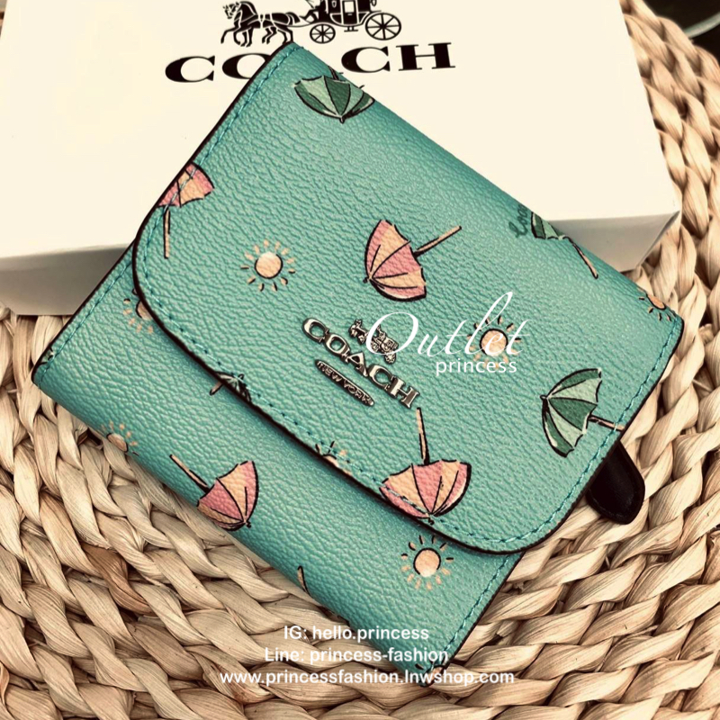 COACH SHOT WALLET BAG กระเป๋าสตางค์ใบสั้น วัสดุหนังแกะสวย ลายน่ารัก ขนาดกำลังดี เปิดปิดกระเป๋าแบบกระดุม ข้างในมีช่องใส่ธนบัตรตามยาวได้ ช่องใส่บัตรต่างๆได้ถึง 9 ใบ พร้อมช่องซิปด้านหลังใส่เหรียญหนึ่งช่องค่ะ เป็นอีกรุ่นที่น่าใช้