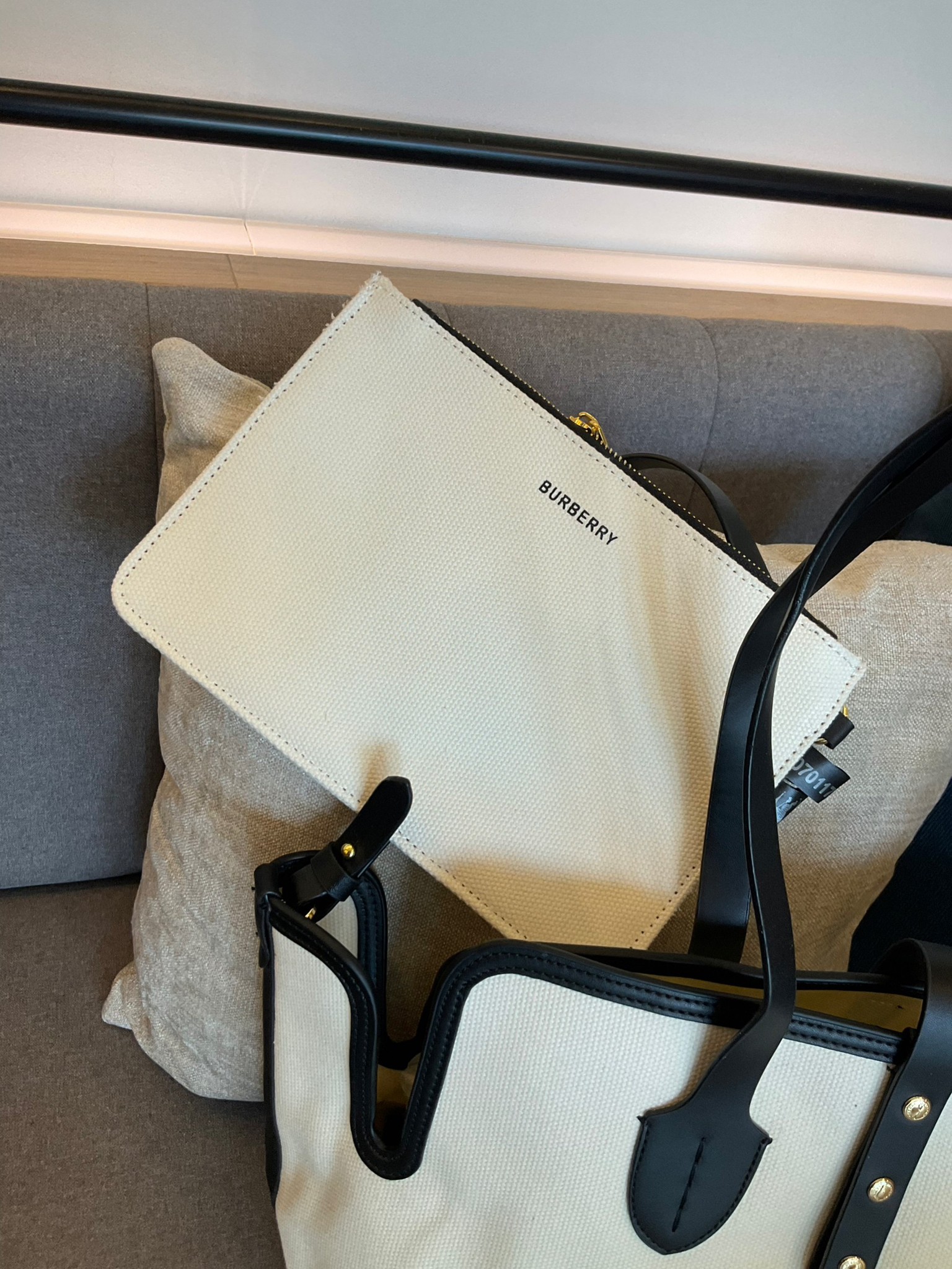 BURBERRY FRAGRANCES TOTE BAG พร้อมส่งรุ่นใหม่!! BURBERRY LARGE LONDON TOTE BAG IN WHITE / Burberry Canvas Logo Tote Bag กระเป๋าสะพายไหล่ทรงช้อปปิ้ง ทรงคลาสสิค ฮิตตลอดกาล ตัวกระเป๋าวัสดุหนังผ้าแคนวาส