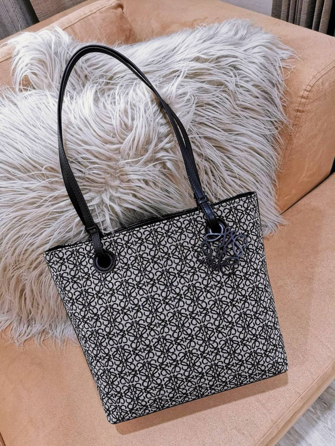 LOEWE ANAGRAM TOTE BAG VIP GIFT WITH PURCHASE GWP พรีเมี่ยมกิ๊ฟ Limited จาก LOEWE PERFUME DUTYFREE ไอเท็มใหม่! ดีไซน์สวยคงเอกลักษณ์ด้วยวัสดุ Anagram Canvas Jacquard Fabric ผสมผสานหนังแท้ Calfskin ลงตัวสุดคลาสสิค ขนาดกำลังดี น้ำหนักเบา ใส่เอกสาร A4 Noteboo