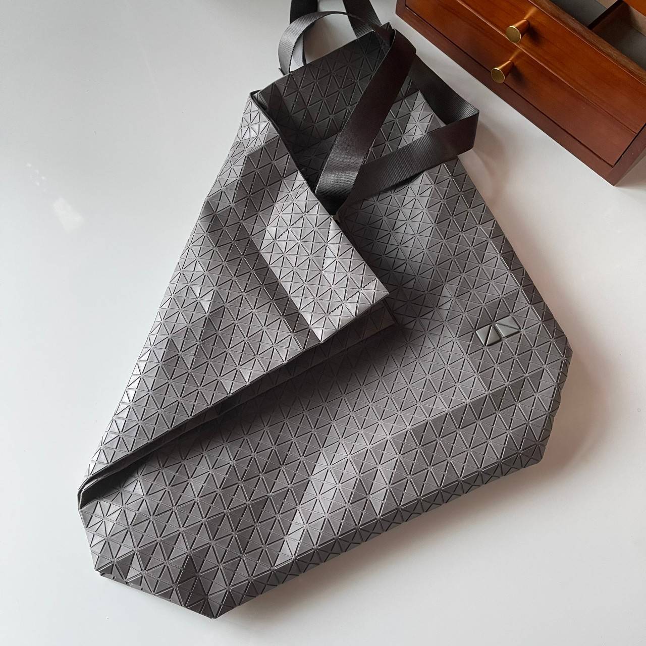 VIP 】Bao Bao Issey Miyake Cart Tote Bag พร้อมส่งที่ไทย รุ่นใหม่ล่าสุด สามารถใช้ได้ทั้งผู้หญิงกับผู้ชาย เบาสบายจุของได้เยอะสามารถทนทานต่อน้ำหนักได้สูงใช้งานได้ยาวๆเลยค่ะ