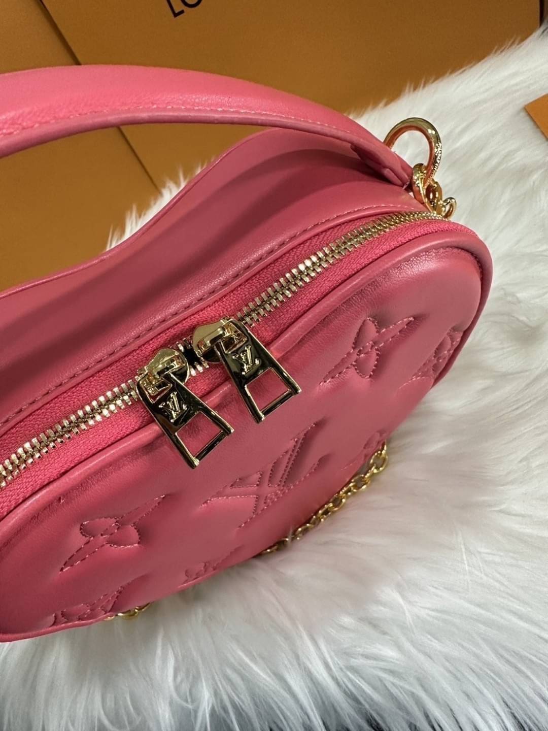 LV Pop My Heart pouch bag สวยมาก มงลงมาก!! กระเป๋าสะพายสุดคิ้วท์ ดีไซน์รูปทรงหัวใจไม่ซ้ำใคร น่ารักทุกสี น่าใช้ไปเลยแม่!!