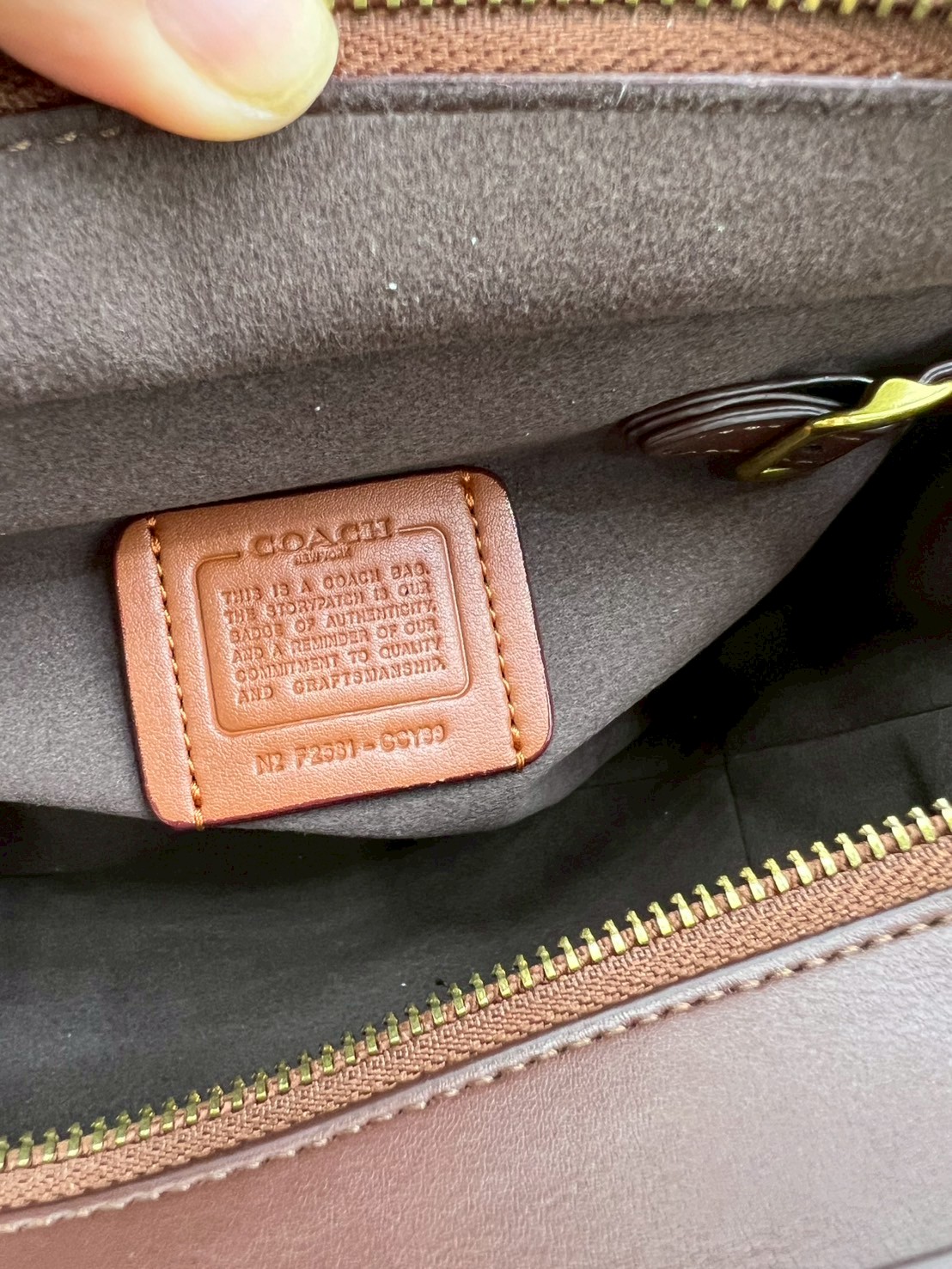 ORI หนังแท้ | Coach Soft Empire Carryall Bag 28 กระเป๋าสะพายทรงโฮโบ รุ่นใหม่ล่าสุด ดีไซน์เรียบง่าย สะพายไปคาเฟ่ ไปเที่ยวถ่ายรูปสวยๆ คือเหมาะสุดๆ หูสะพายยาว พอดีไหล่ ภายในแบ่งสัดส่วนไว้ดี ใบจริงหนังสวยมากๆ