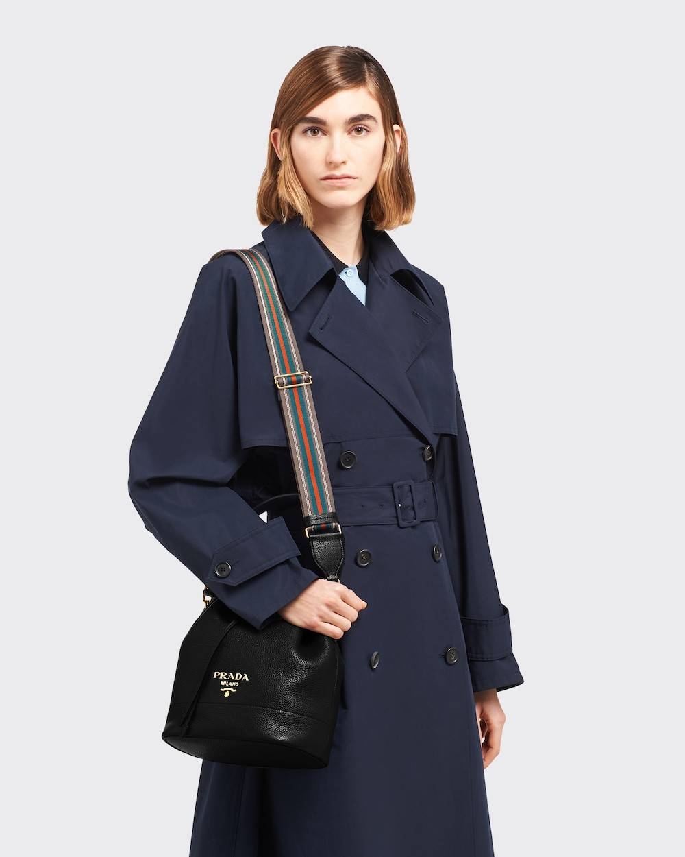 Prada leather bucket bag กระเป๋าสะพายทรงขนมจีบ ดีไซน์เรียบ แต่หรู น่าใช้มากๆ หนังสวยมาก วัสดุหนัง pepble สัมผัสนิ่มมือ ตกแต่งโลโก้สีทองตัดหนังดำ คือเลิศ!! ปากกระเป๋ารูดเปิดปิดได้ สะดวกใช้งาน ภายในโล่งกว้าง จุของได้เยอะ ไม่ธรรมดาเลย พิเศษ!! นอกจากสายคล้องใ