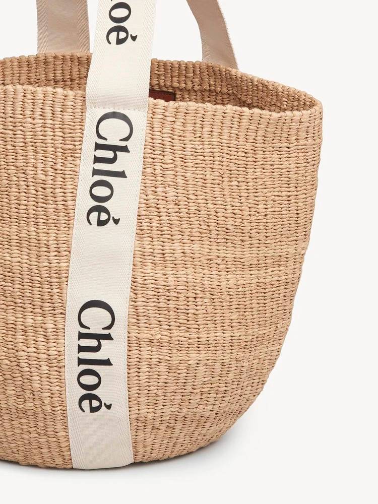 CHLOE LARGE WOODY BASKET กระเป๋าสะพายสานทรงตะกร้า ยอดฮิตติดลมของแบรนด์ ด้วยวัสดุสังเคราห์จากธรรมชาติ สานทอเต็มใบออกมาเป็นลวดลายสวยงาม ตัดด้วยริบบิ้นคาดโดดเด่น ภายในโล่งกว้างมาก จุของได้เต็มที่ เป็นดีไซน์ผู้ดีย้อนยุคที่ดูแพงจริงๆ ใบนี้สามารถสะพายไปเที่ยว ไ