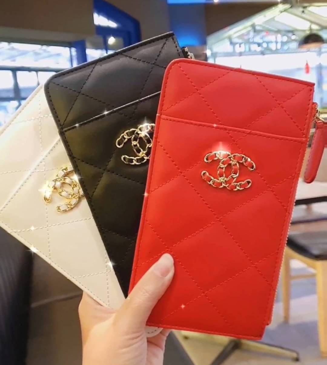 CHANEL LONG WALLET CARD PHONE HOLDER พร้อมส่งครบ 3 สี ❤️🖤🤍 พร้อมส่งที่ไทยค่าา กระเป๋าสตางค์รับทรัพย์ แนะนำรุ่นนี้เลยคะ งานพรีเมี่ยมกิ้ฟท์จากเค้าเตอร์ต่างประเทศ กระเป๋าสตางค์ทรงสวย สะดุดตา หนังสัมผัสลายด้าน จากแบรนด์ 𝗖 Ǖ