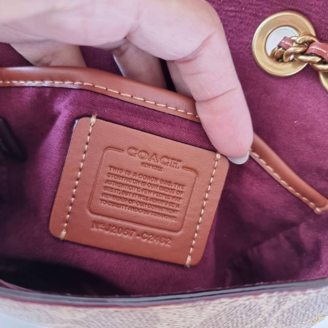 COACH C2462 MADISON SHOULDER BAG 16 IN SIGNATURE CANVAS WITH RIVETS (B4NQ4) กระเป๋าสะพายข้าง ไซส์กะทัดรัด พกพาง่าย น้ำหนักเบา ดีไซน์สวย โดดเด่นด้วยตัวล็อครูปดอกไม้ สีสันตกแต่งตัดกันกับลายซีอย่างลงตัว วัสดุหนังแคนวาสเคลือบลาย ภายในแบ่งสัดส่วนให้อย่างดี มาพ