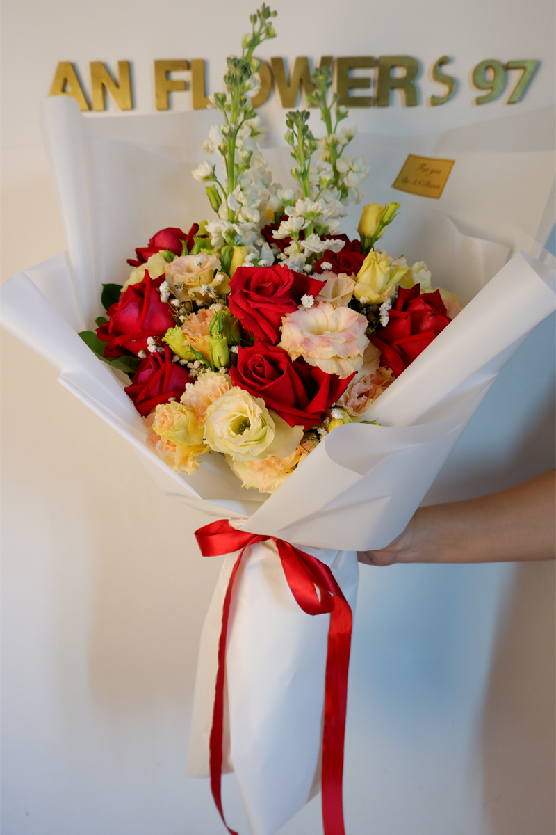 ช่อดอกไม้ ช่อกุหลาบแดง ไรเซ็นทัสครีม