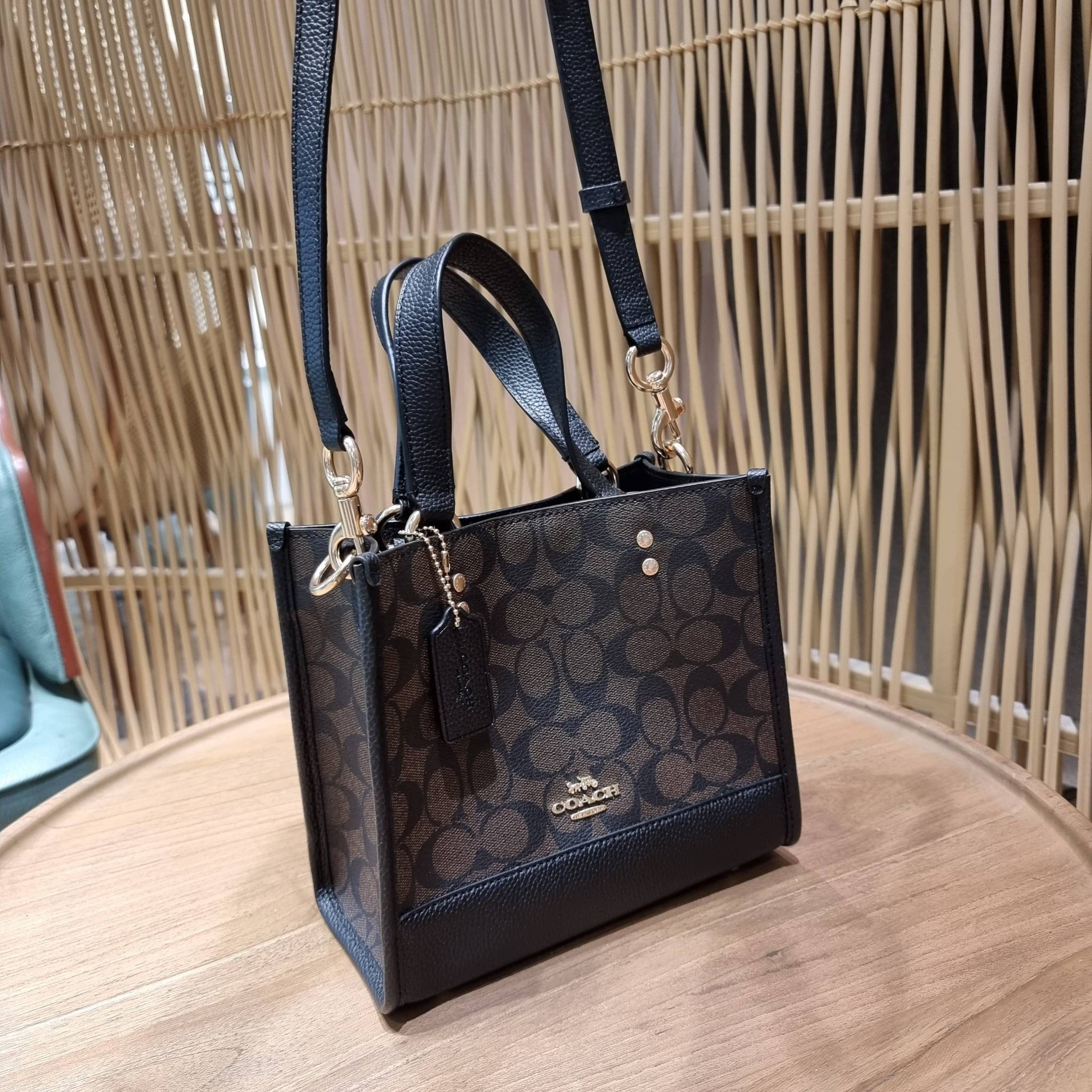 OUTLET 】COACH C5122 DEMPSEY TOTE 22 IN SIGNATURE CANVAS แรงดี กระหน่ำยอดสั่งซื้อมากจ้าแม่!! กระเป๋าทรงโท้ท 22 ที่ขนาดน่ารักน่าใช้มากๆ สาวๆถูกอกถูกใจกันนับไม่ถ้วน!! ฟังก์ชั่นการใช้งานสะดวกที่สุด มีทั้งสายคล้องในตัว และสายครอสบอดี้ ดีไซน์คลาสสิคเรียบหรู วัส