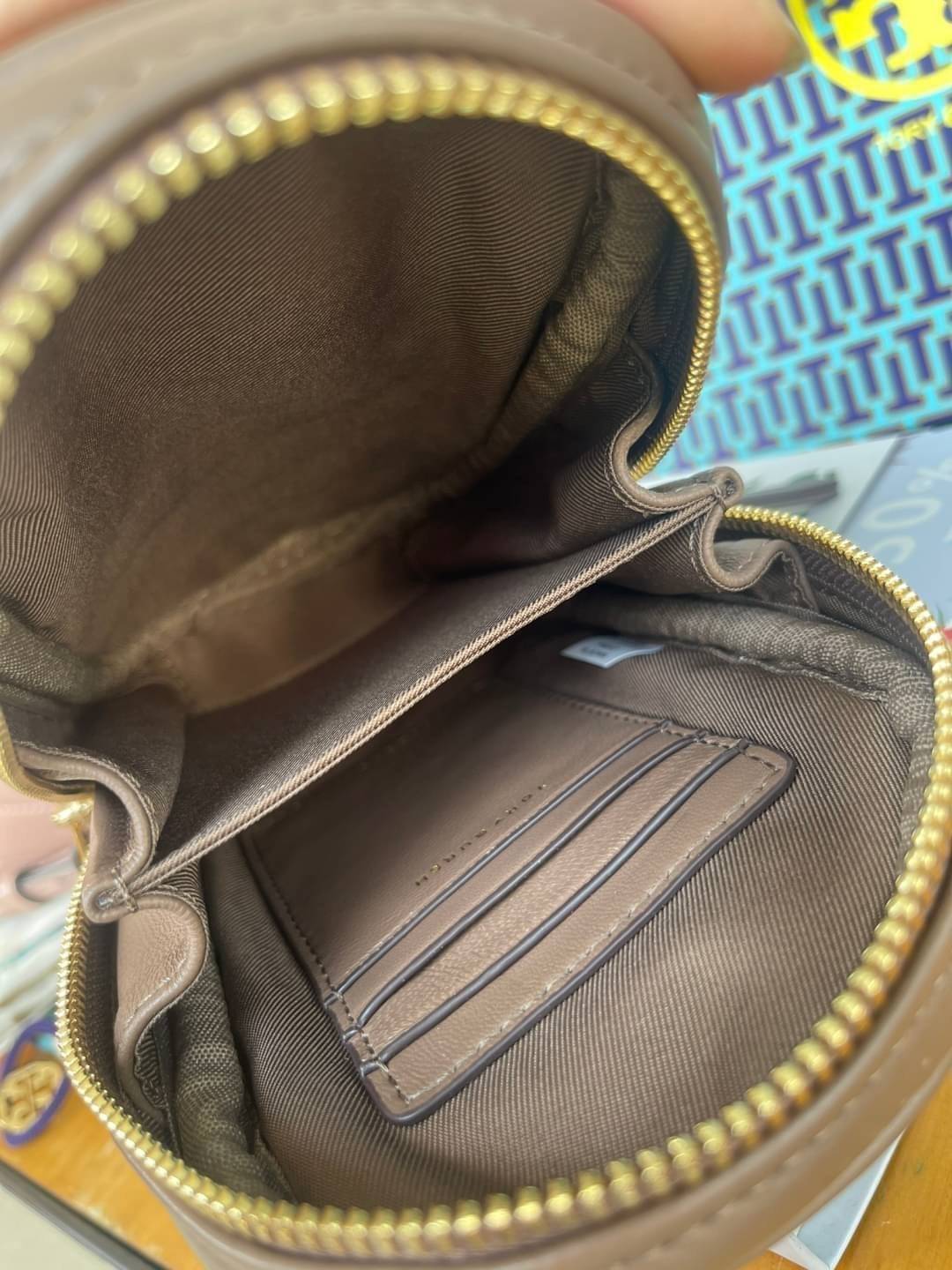 OUTTLET 】Tory burch kira chevron n/s crossbody bag กระเป๋าสำหรับใส่มือถือหรือของจุกจิกต่างๆ ได้กลายมาเป็นแฟชั่นสุดร้อนแรงแห่งปี คอลเลคชั่นนี้ออกมาเพื่อเอาใจสาวๆโดยเฉพาะ สีสันสุภาพเพื่อให้แมทช์กับสีสันของเสื้อผ้า ได้ง่าย ภายในยังสามารถแบ่งสันปันส่วนไว้สำหร