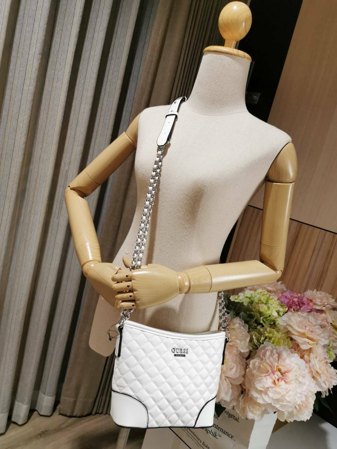 Guess Woman Factory Crossbody Bag กระเป๋าสะพายรุ่นใหม่ดีไซน์สวยหรูคลาสสิคจาก GUESS FACTORY วัสดุหนังเเกะสังเคราะห์เนื้อหนานิ่มลายตาราง เปิดปิดด้วยซิปสะดวกใช้ ด้านหน้ามีโลโก้ ภายในมีโลโก้ช่องใส่ของ และช่องซิป ใส่กระเป๋าสตางค์ใบยาว ของใช้ได้จุ มาพร้อมสายสะพ