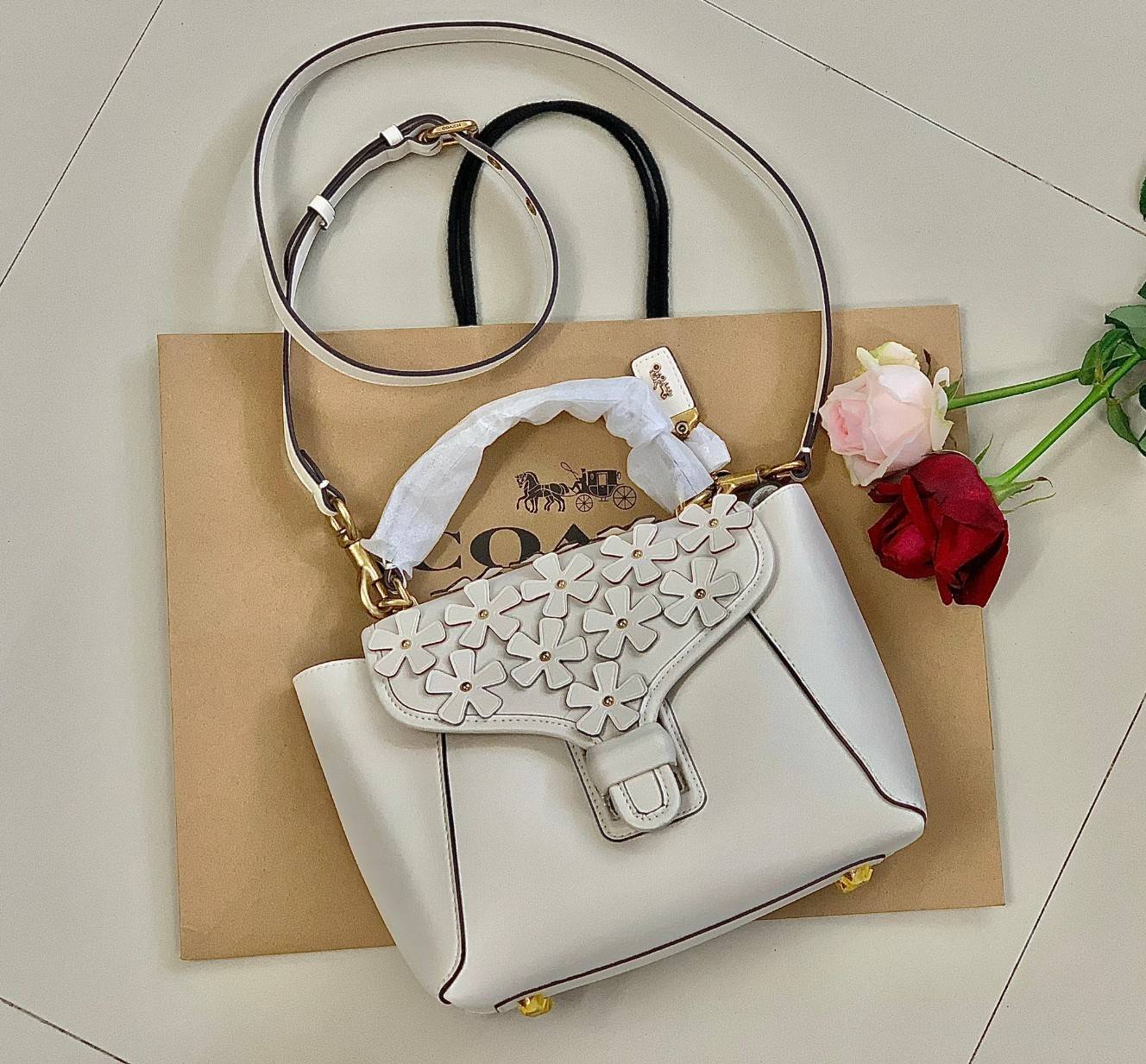 COACH COURIER CARRYALL 23 IN COLORBLOCK SIGNATURE CANVAS พร้อมส่ง 7 แบบ พร้อมส่ง ลุคดูไฮสุดๆค่ะ! กระเป๋าสะพายหนังหรูหราและคลาสสิค หนังแท้ชั้นดีที่สุด น้ำหนักเบา หนังสวยมากก สัมผัสแล้วหลงรักแน่นอนจ้าา😘