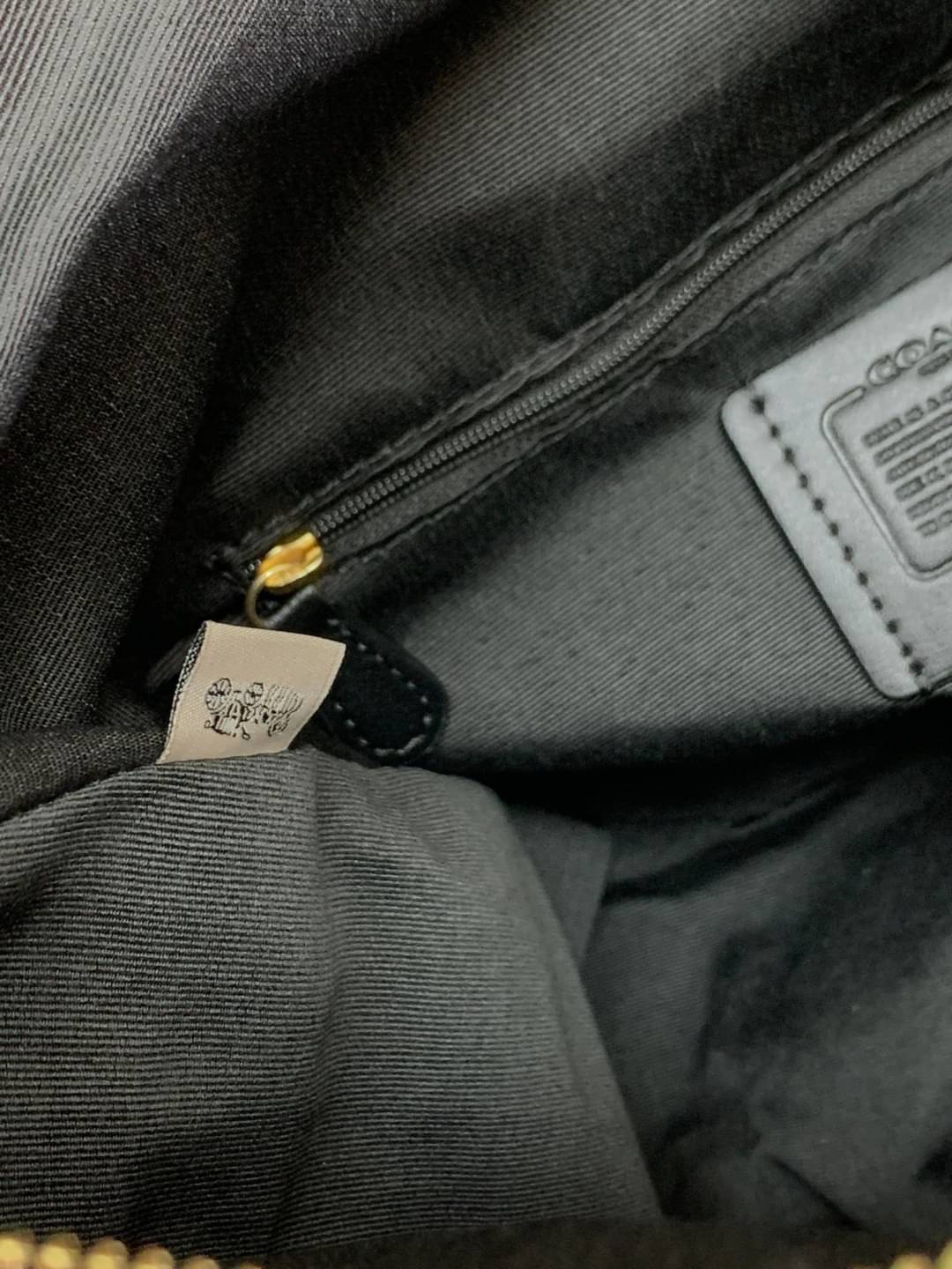 COACH PENNIE SHOULDER BAG ((C1523)) ✔️กระเป๋าหิ้ว//คล้องไหล่//สะพายข้างได้ สุดคุ้ม! ✔️ใบใหญ่ ทรงสวยใส่ของได้จุมาก หนังแท้ หนังนิ่ม สัมผัสแล้วหลงรักแน่นอนค่ะ ✔️ปากกระเป๋ากว้าง ล้วงหยิบของสะดวกมากๆ ภายในกระเป๋าโล่งกว้าง สัมภาระเยอะๆหายห