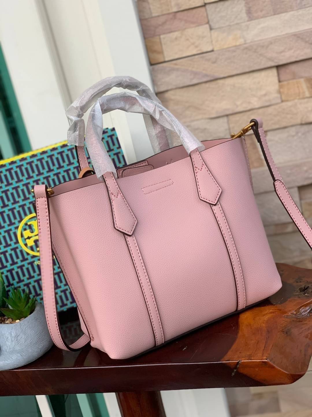 Tory Burch Perry small tote bag ออกแบบเพื่อเหมาะใช้งานได้ในชีวิตประจำวัน ใช้วัสดุผสมผสานช่วยให้กระเป๋าเป็นทรงสวยโดยยังคงคุณภาพนิ่ม สวยงามด้วยหนังวัวแท้ เรียบหรูและคลาสสิค สามารถใช้เป็น every day bag ภายในมีช่องแยกใช้งานอย่างชัดเจน ขนาดที่กำลังพอดีเลยจัดเป