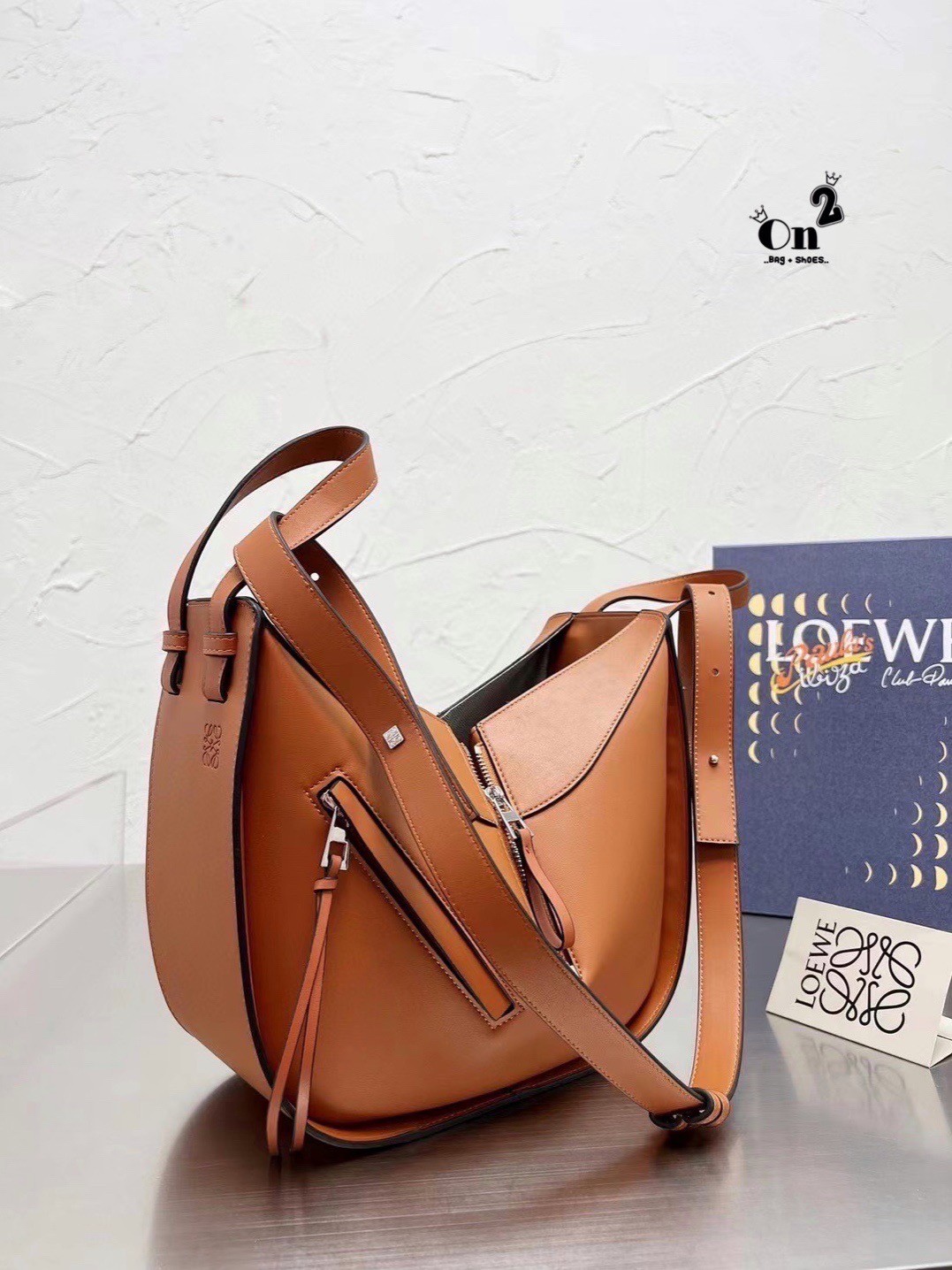 Loewe Hammock Bag / Loewe Small Hammock Leather Bag กระเป๋าถือหรือสะพาย รุ่น Rare items สุดๆ หนังสวยดีไซน์มีเอกลักษณ์ ใบขนาดกำลังดี น้ำหนักเบา สามารถปรับได้หลายทรง ด้านข้างมีซิปปรับขยายได้ ภายในโล่งกว้าง ใส่กระเป๋าสตางค์ กล้อง มือถือ ของใช้ได้เยอะ หูหิ้วห