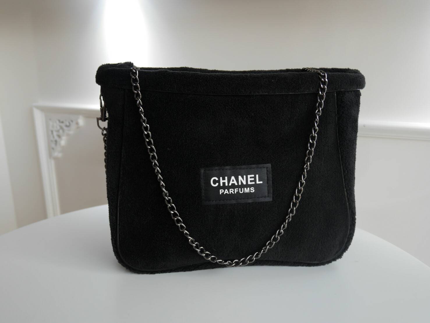 Best Seller! กระเป๋าสะพาย CHANEL PARFUME CROSSBODY BAG ของสมนาคุณจาก เคาเตอร์แบรนด์ดัง CHANEL เปิด/ปิด ด้วยซิบ มาพร้อมสายโซ่ที่ถอดได้ ด้านในซับกันน้ำ ที่จับรูดซิปเก๋ ปั้มแบรนด์ CHANEL ขนกระเป๋านุ่มเวอร์ จุของได้เยอะ ใช้เป็นกระเป๋าใส่เครื่องสำอางค์ ใช้ถือ