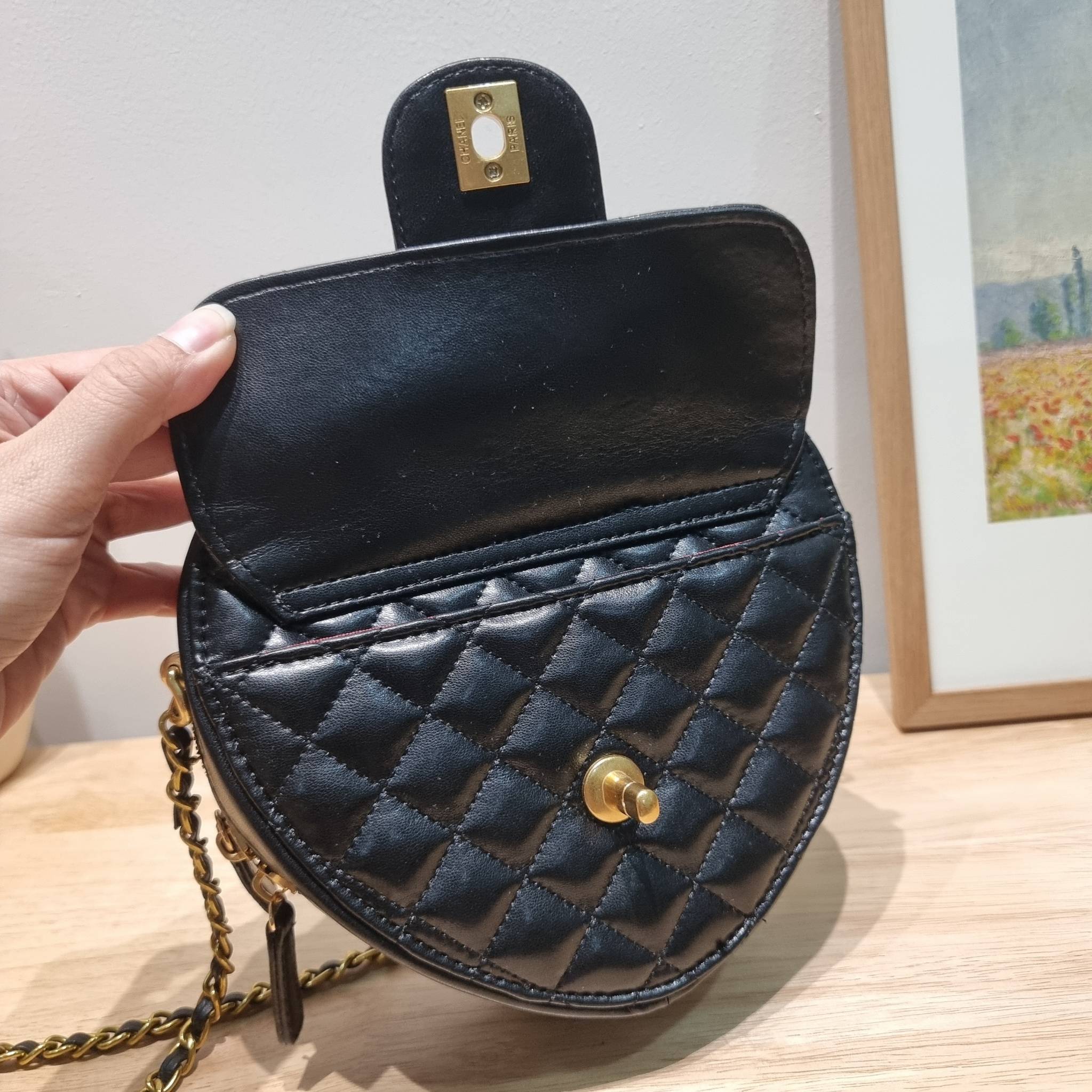 CHANEL Heart Bag Lambskin & Gold-Tone Meta สวยมาก มงลงมาก!! กระเป๋าสะพายสุดคิ้วท์ ที่ดีไซน์รูปทรงหัวใจไม่ซ้ำใคร น่ารักทุกสี น่าใช้ไปเลยแม่!! วัสดุหนังแกะฟอกสี เปิด-ปิดด้วยซิป ด้านหน้ามีช่องเก็บของจุกจิก ภายในเป็นช่องโล่ง ใส่มือถือ ใส่กระเป๋าสตางค์สั้นได้ 