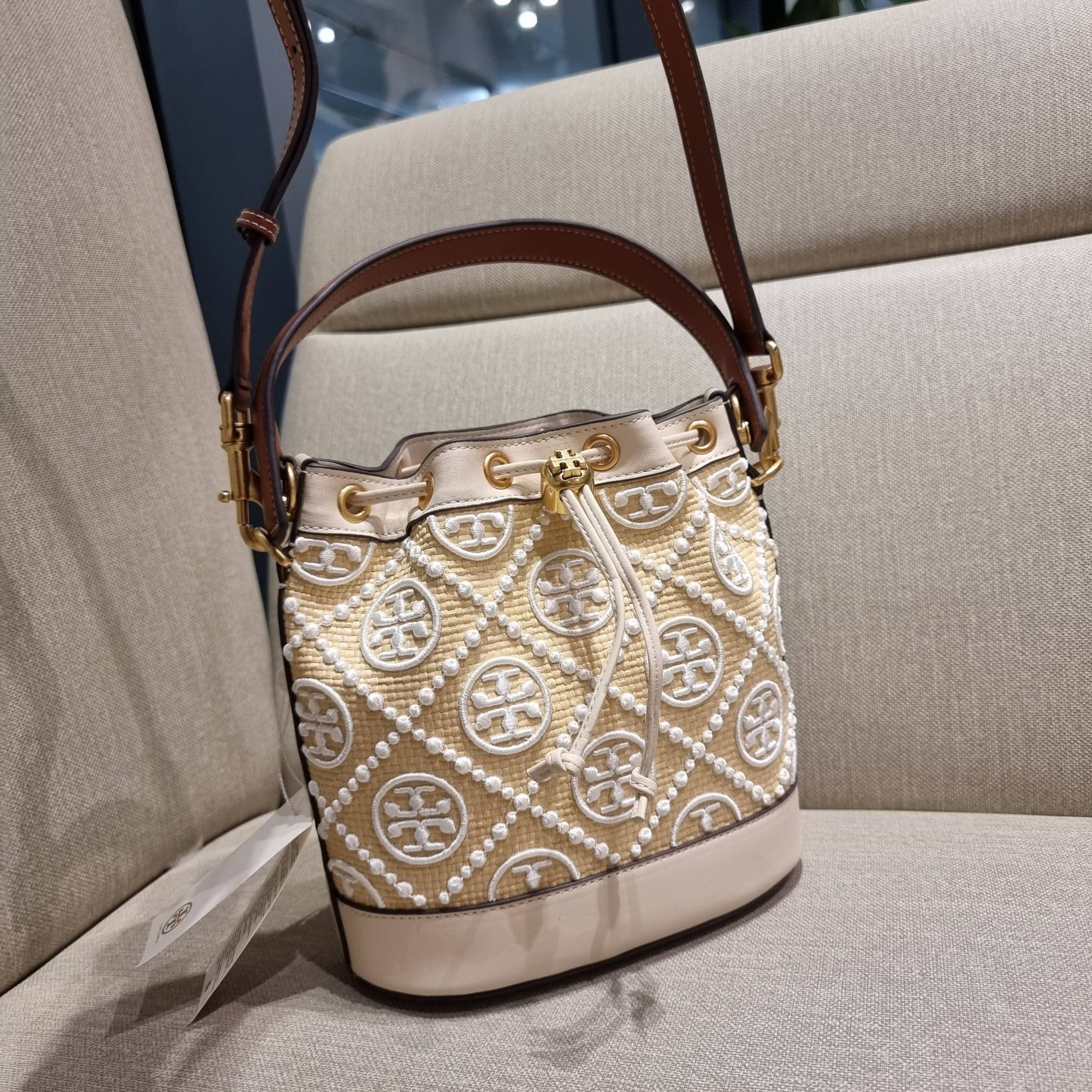 TORY BURCH T MONOGRAM STRAW BUCKET BAG ใหม่ก่อนใคร พร้อมเสิร์ฟความสวยให้ถึงบ้านแล้วน้า กระเป๋าบัคเก็ตทรงยอดนิยม ดีไซน์ใหม่ล่าสุด ยูนีคไม่เหมือนใคร ลายสานเต็มใบ พร้อมปักโลโก้เอกลักษณ์ โดดเด่น งานฝีมือมากๆ สลับส่วนของหนังที่ขอบและก้นกระเป๋า ภายในเป็นช่องโล่