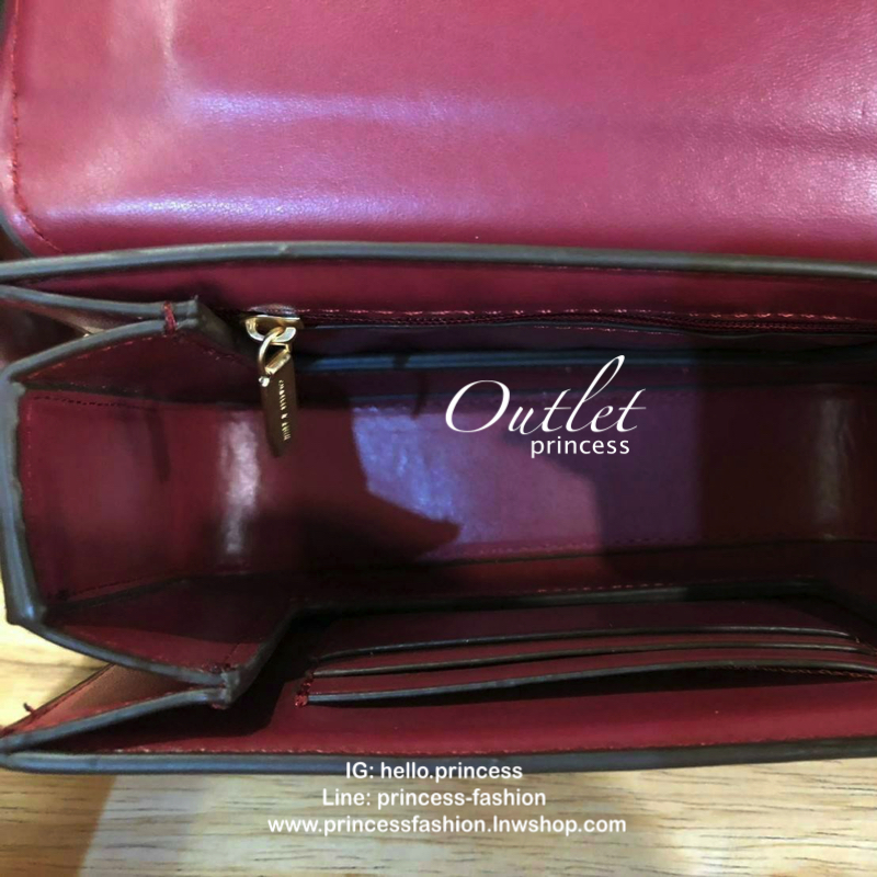 CHARLES & KEITH PUSH LOCK FRONT FLAP BAG 2018 กระเป๋าถือขนาดมินิดีไซน์สุดชิคคุณหนูมากค่ะโดดเด่นที่กระเป๋าpu ลายสานสวยสะดุดตา ฝาปิดกำมะหยี่ดูเรียบหรู เปิดปิดด้วยฝาปิดตัวล๊อคปั้มแบรนด์ ภายในมีช่องใส่บัตร ใส่มือถือ iphone8+ได้ค่ะ อะไหล่ทองสวย สายโซ่ยาวสะพายไ