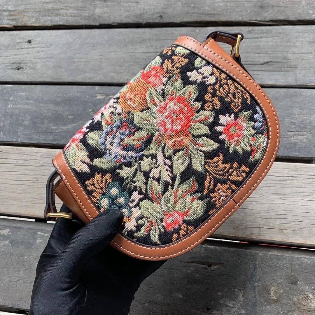 VIP 】หนังแท้ CELINE CROSSBODY BAG CELINE CRECY IN MAILLOM TRIOMPHE JACQUARD AND CAFTSKIN BAG กระเป๋าสะพายทรงสวยหรูอยู่ทรงเปิดปิดด้วยฝาปิดกระดุมโลโก้แบรนด์ ภายในโล่ง ขนาดกะทัดรัด น่ารัก สายสะพายหนังยาวปรับระดับได้จะสะพายไหล่หรือ CROSSBODY ก็ดูดี ตัวจริงสวย