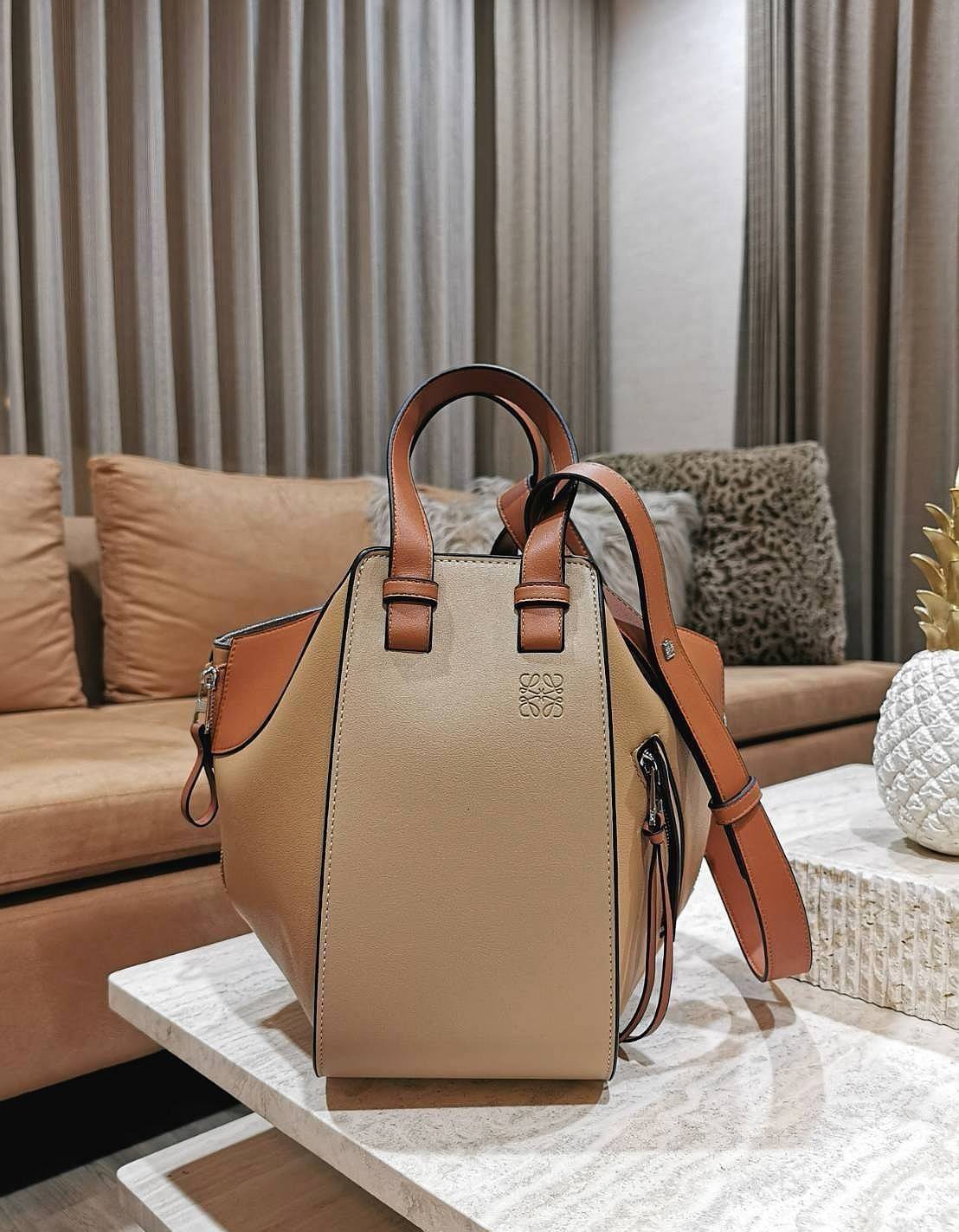 LOEWE Hammock Small leather and canvas LOEWE HANDLE & SHOULDER BAG GIFT WITH PURCHASE (GWP) กระเป๋าถือหรือสะพายหนังแท้พรีเมี่ยมกิ๊ฟ Limited จาก LOEWE PERFUME DUTYFREE รุ่น Rare items สุดๆวัสดุหนังแท้ Calfskin หนังสวยดีไซน์มีเอกลักษณ์ ใบใหญ่กำลังดี น้ำหนัก
