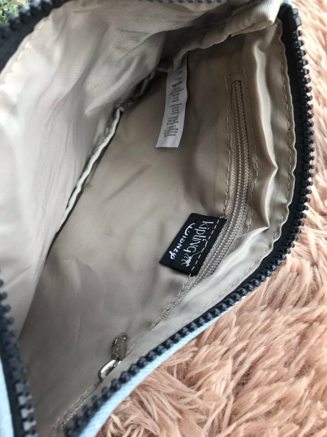 KIPLING ELLETRONICO DISNEY’s JUNGLE BOOK POUCH กระเป๋าคล้องมือทรงพอรช์จากการ์ตูนวอลท์ดิสนีย์ ที่วาดลวดลายลงบนกระเป๋า สำหรับใส่ของจุกจิก มือถือ กระเป๋าสตางค์ เครื่องสำอางค์ได้ มาพร้อมพวงกุญแจขนปุกปุย ภายในมีช่องเล็กแยกเป็นสัดส่วน สามารถคล้องมือถือเก๋ๆเลยคร