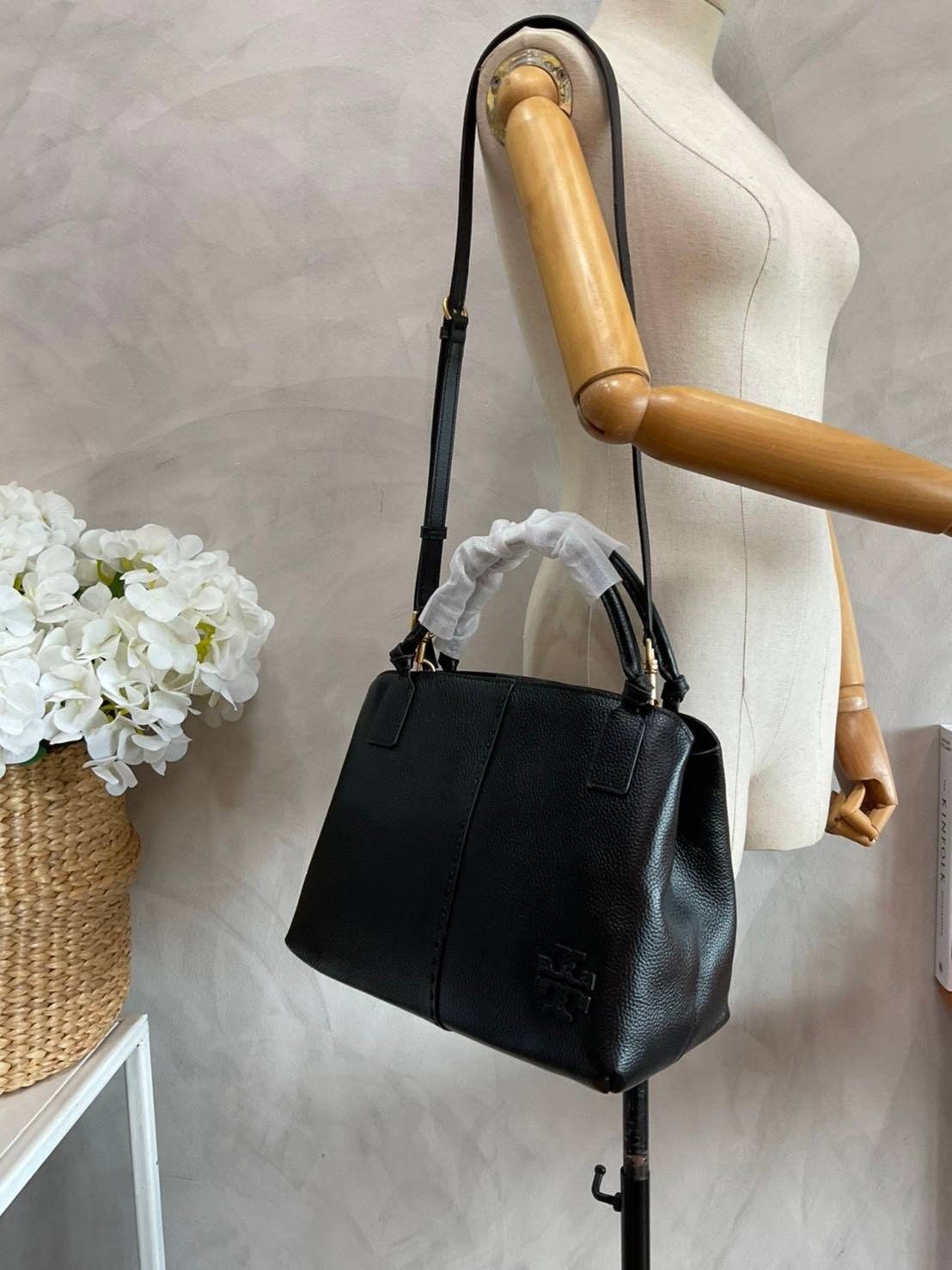 TORY BURCH Mcgraw Satchel Tote Bag (Size L) กระเป๋าถือ/สะพาย Crossbody วัสดุหนังลูกวัวแท้ 100% ด้านหน้าประดับโลโก้หนัง ตัดเป็นรูปตัว T สัญลักษณ์แบรนด์ ตัวกระเป๋าเดินด้ายเล่นลายเพิ่มลูกเล่น เพื่อความเก๋!!