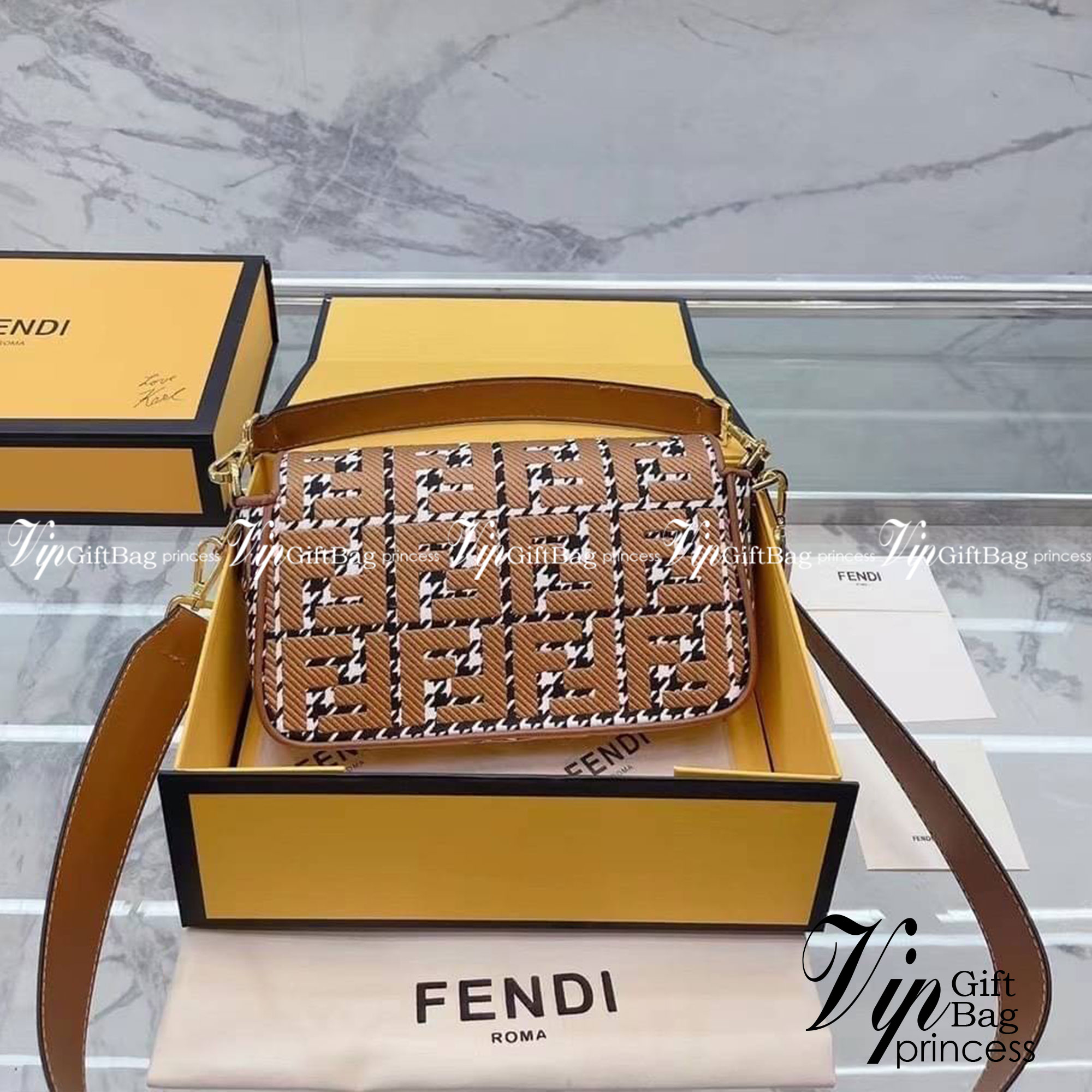 FENDI Baguette Brown houndstooth wool bag with FF embroidery / fendi baguette fabric bag กระเป๋าสะพายเฟนดิ งานจริงสวยมาก พร้อมสายสะพาย 2 เส้น ถอดได้ งานปั้มทุกจุด วัสดุคุณภาพดี แนะนำ ไม่ผิดหวัง มีจำนวนจำกัดนะคะ ภาพถ่ายจากงานขายจริง ใช้งานต่างประเทศได้