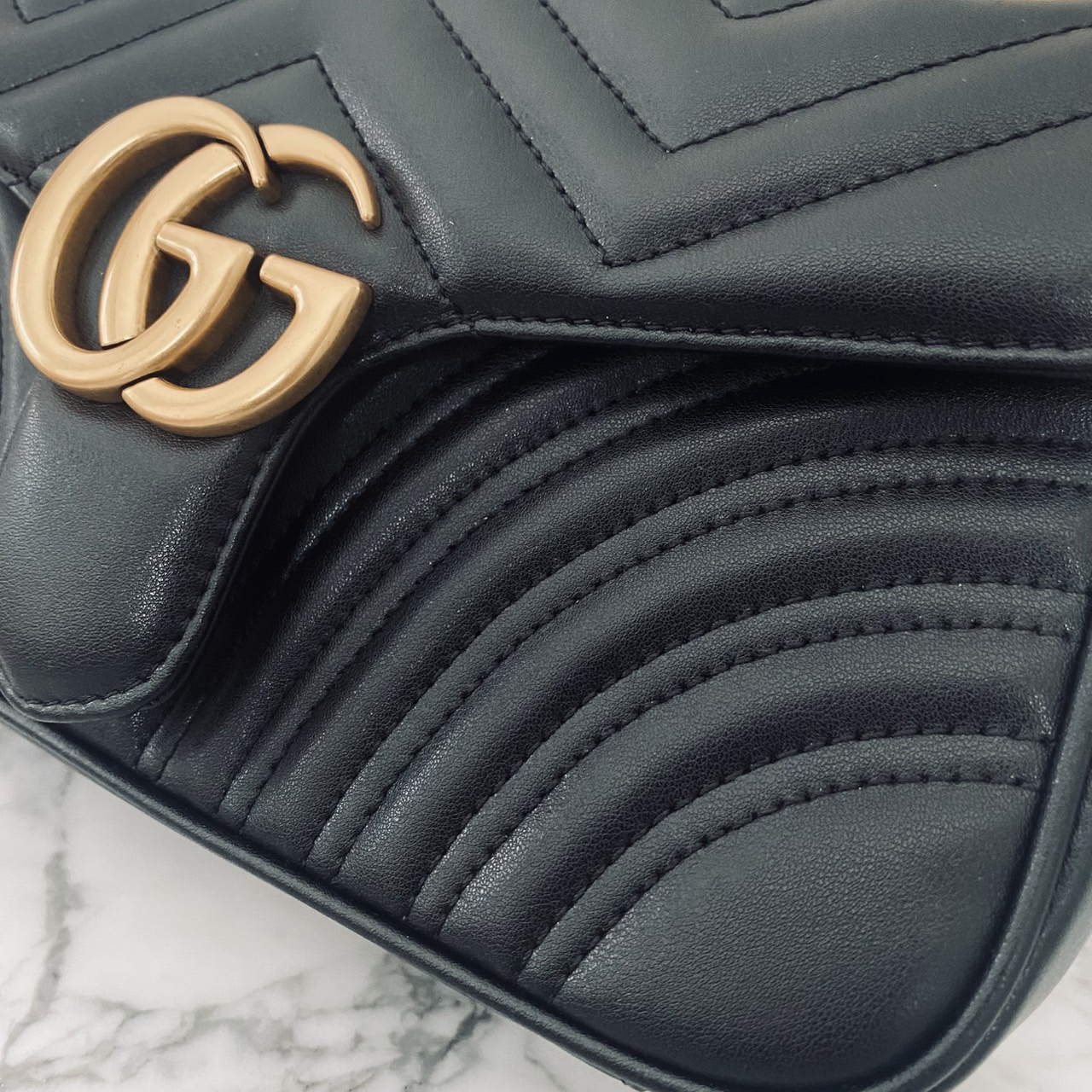 GUCCI GG Marmont Small Shoulder Bag กระเป๋าสะพายรุ่นคลาสสิค แต่งโลโก้สีทองโดดเด่น สวยหรูดูแพงขับผิว อัพลุคได้สบายๆ ด้านหลังดีไซน์รูปหัวใจ 🖤