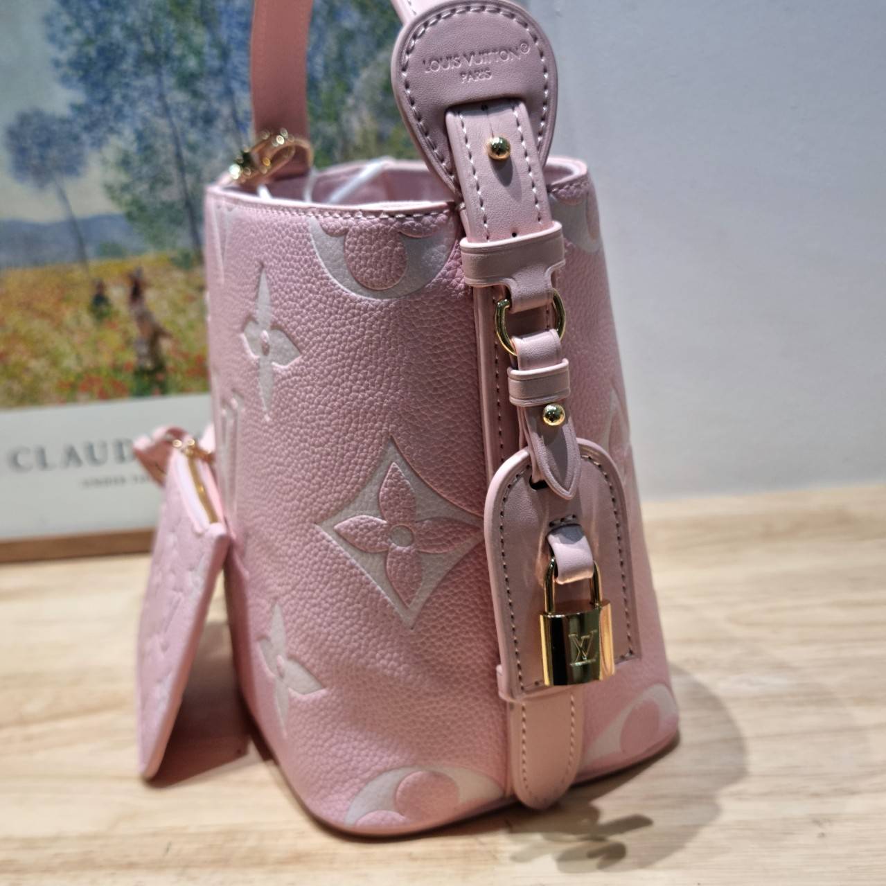 LV All In BB Bag กระเป๋าทรงบัคเก็ตที่มาแรงมากๆตอนนี้ พร้อมสีใหม่ต้อนรับวาเลนไทน์ รูปทรงคลาสสิคสะดวกใช้ ดีไซน์ลูกเล่นสนุกๆ ปรับเปลี่ยนรูปทรงกระเป๋าได้ไม่น่าเบื่อ ด้านข้างตกแต่งพวงหนังห้อยพร้อมกุญแจ