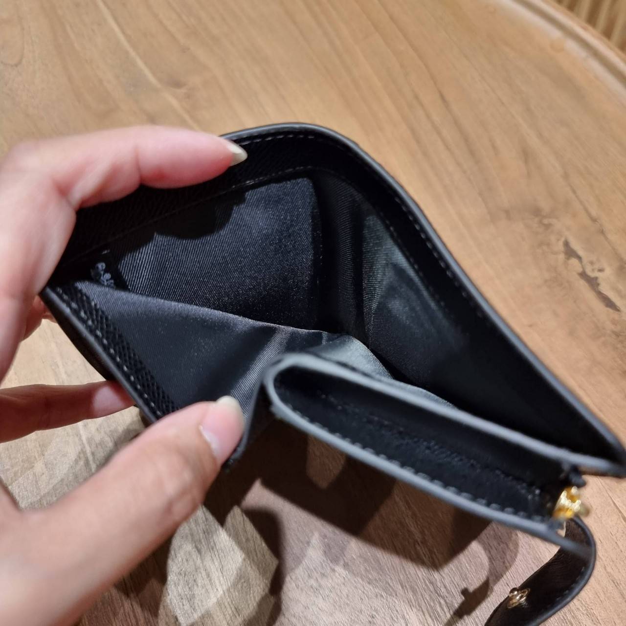 COACH 6390 MEDIUM CORNER ZIP WALLET เดอะเบสท์รุ่นที่สาวๆตามหา!! ดีไซน์ใหม่ สวยสะกด!! กระเป๋าสตางค์ใบกลาง สีคลาสสิค เรียบแต่แฝงความหรู บอกเลยว่ามันละมุนมาก!! ด้วยวัสดุหนัง crossgrain ที่ดูแลรักษาง่าย และยังดูผู้ดี ถือใช้แล้วขับผิวทุกสี ภายในมีช่องใส่บัตรแล