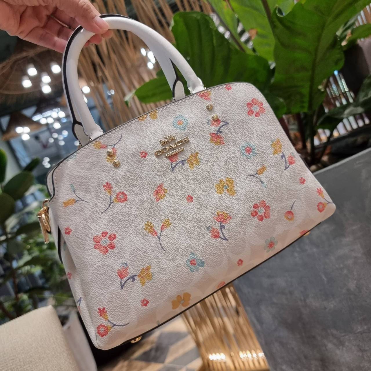 COACH C8340 MINI LILLIE CARRYALL IN SIGNATURE CANVAS WITH MYSTICAL FLORAL PRINT สีใหม่ล่าสุด กับรุ่นที่สุดของความขายดี คอลยอดฮิตในลวดลายสุดชิค กระเป๋าสะพายทรงสวย ที่ดีไซน์ออกมาให้ใช้งานง่าย สะดวก สวย หรู ดูดี!! วัสดุหนังแคนวาสเคลือบลาย มาพร้อมสายสะพายข้าง