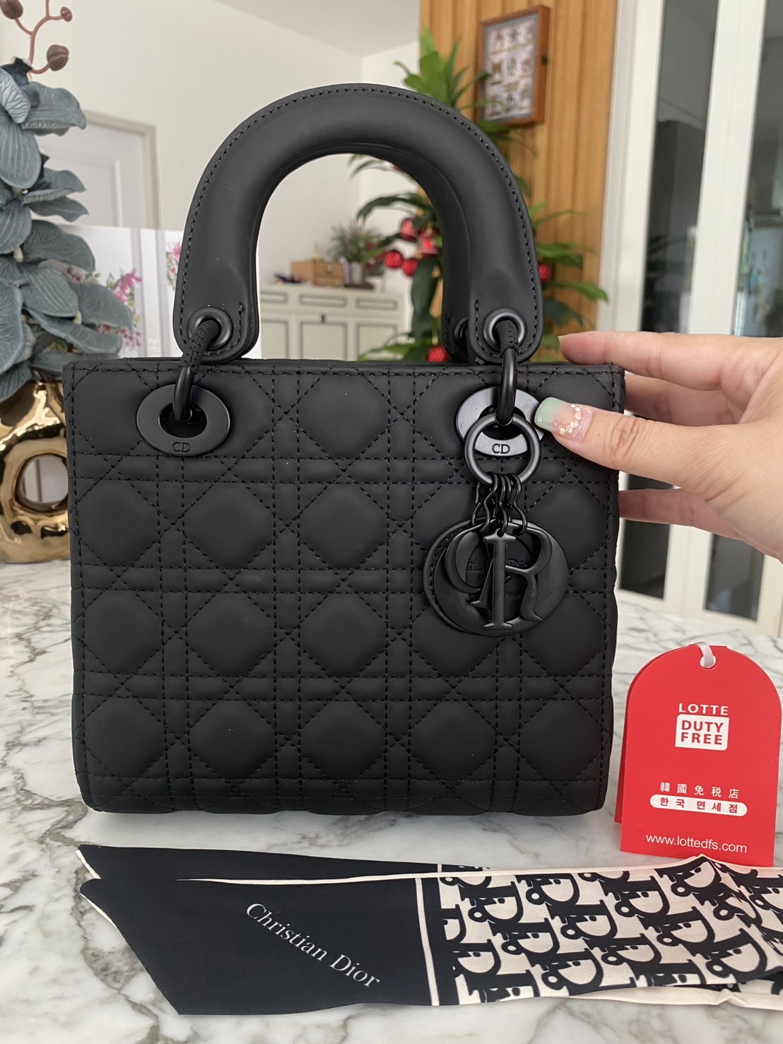 DIOR Small Lady My ABCDior bag Black Cannage Ultra-matte กระเป๋าสะพายดีไซน์เรียบหรู ทรงกล่องคลาสสิค โดดเด่นด้วยพวงกุญแจอะไหล่สีเดียวกับตัวกระเป๋า สีดำผิวแมทท์สุดคลาสสิก ลายเส้นซ้อนทับสวยงาม