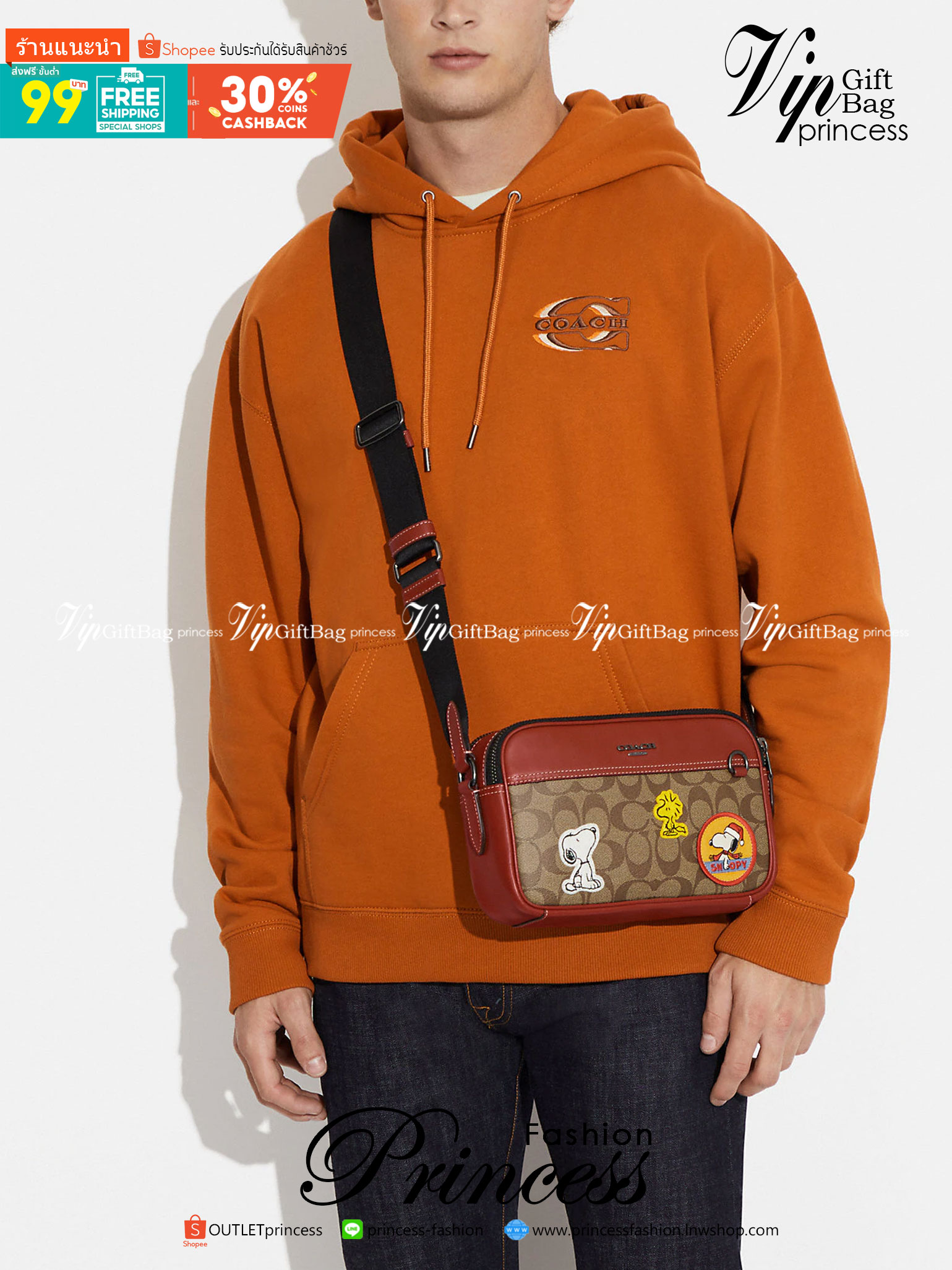 Coach X Peanuts Graham Crossbody In Signature Canvas With Patches CE746 กระเป๋าครอสบอดี้ทรงยอดฮิต กับคอลเลคชั่นใหม่ เฉลิมฉลองเทศกาลคริสต์มาส รุ่นนี้สามารถใช้ยูนิเซ็กส์ สาวๆหนุ่มๆได้หมด น่ารักน่าใช้เกิน!! รูปทรงดีไซน์คลาสสิค สีสันโดดเด่นสดใส ใช้งานสะดวก วั