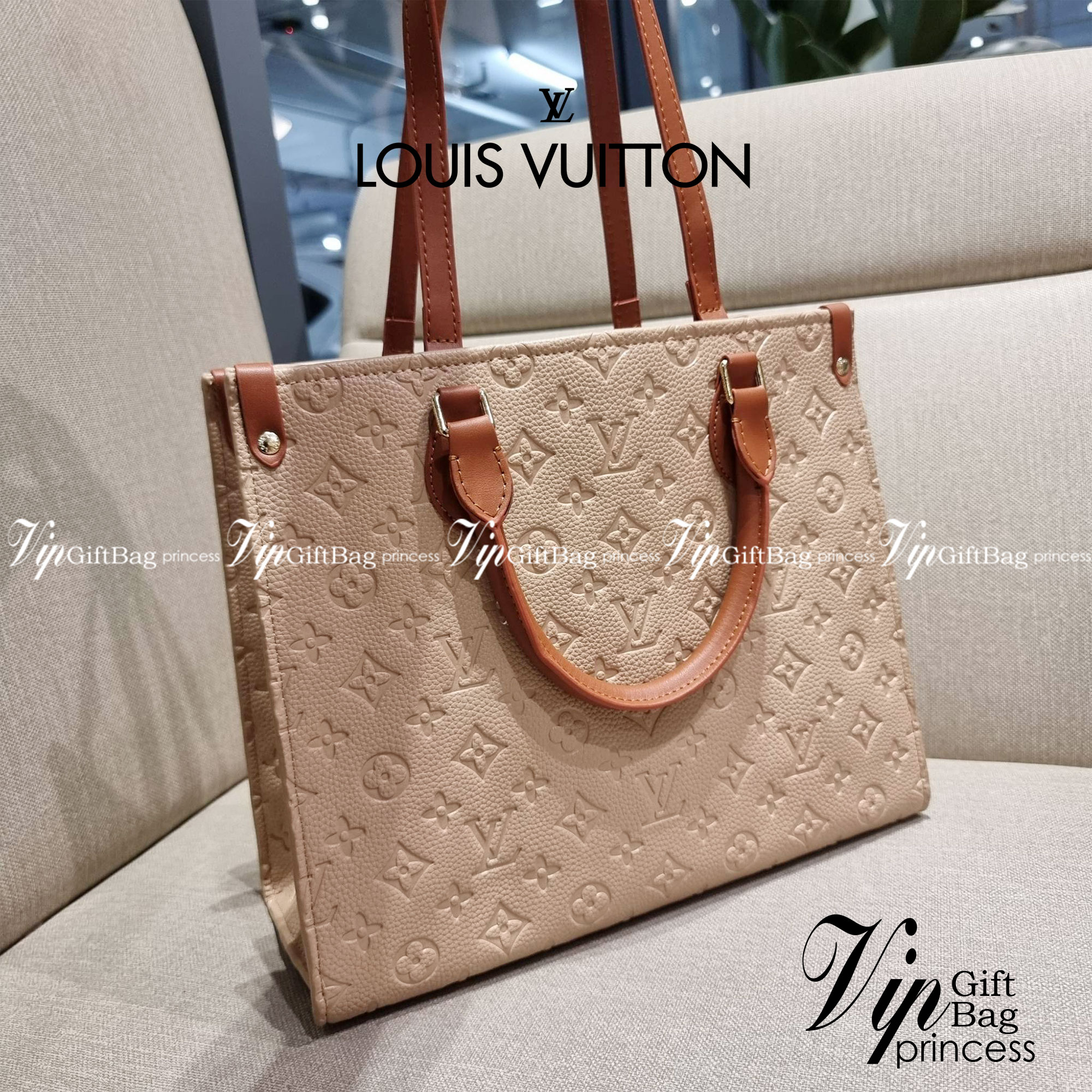 LV crossbody tote bag / LV Shopping Bag ดีไซน์สวยคม สมราคา ดูแพงไปอีก ด้วยดีเทลลายของหนัง crossgrain กระเป๋าทรงโท้ทคลาสสิค ผู้ดียืนหนึ่ง โทนสีใช้งานง่าย แมทช์ได้ทุกลุค มาพร้อมหูจับในตัว แบบหูหิ้ว และหูยาวสำหรับสะพายไหล่ เก๋มาก ชิคมาก ภายในโล่งกว้างมาก มีอ