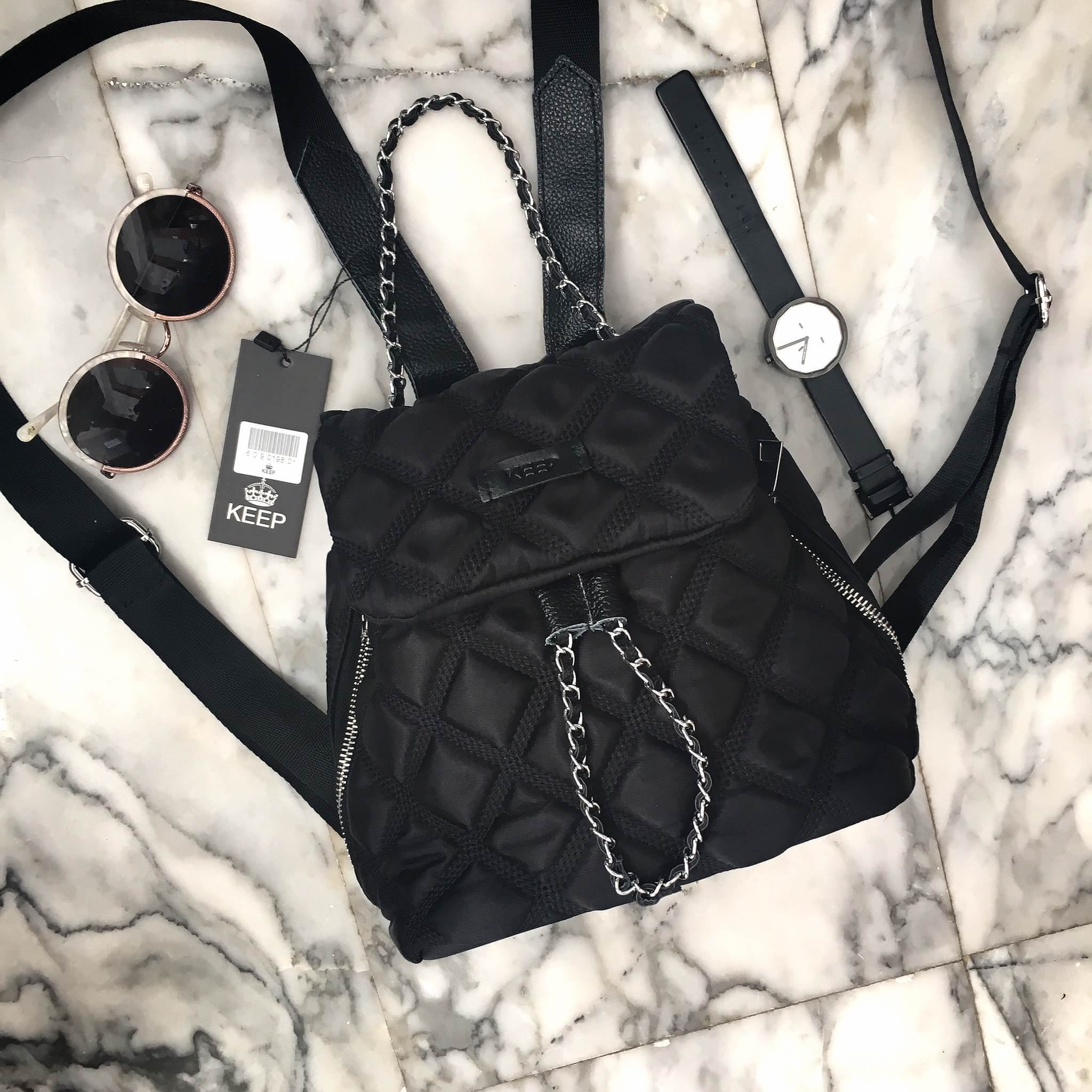 กระเป๋าเป้!!! ทรงน่ารักมากๆๆๆ จากแบรนด์ KEEP รุ่น Monster bite backpack #จุดเด่นที่ >ตัวกระเป๋าทำจากผ้าไนล่อนเนื้อดี ตีลายตาราง >น้ำหนักเบามาก เพียงแค่ 4 ขีดเท่านั้น >สามารถปรับสายโซ่ สะพายไหล่ได้คะ >ขนาดกระเป๋ากำลังดีคะ ใส่ กปต ยาว มือถือได้