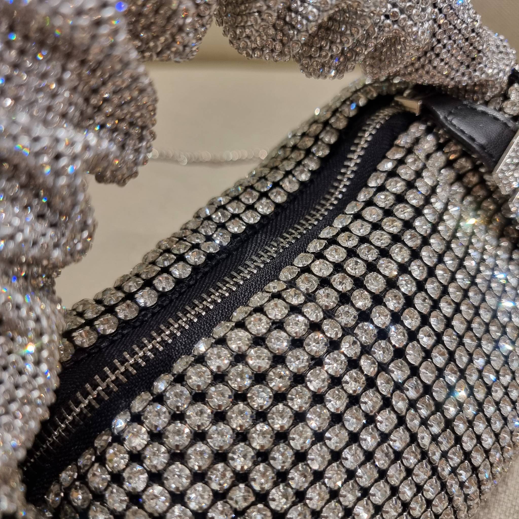 ALEXANDER WANG EXCLUSIVE POUCH IN RHINESTONE MESH ใหม่ล่าสุด เอ็กซ์คลูซีฟไอเท็ม ที่หรูเลิศกว่าใคร กระเป๋าพอชตกแต่งพลอยเทียมรอบใบ ยันหูจับ!! หรูหรา โดดเด่น ดูแพง ด้วยการตัดเย็บเรียงร้อยลงบนตาข่ายเนื้อละเอียด ทำให้ดูดีมีราคางดงามจริงๆ ดีไซน์ทรงพอช ถือใช้งาน