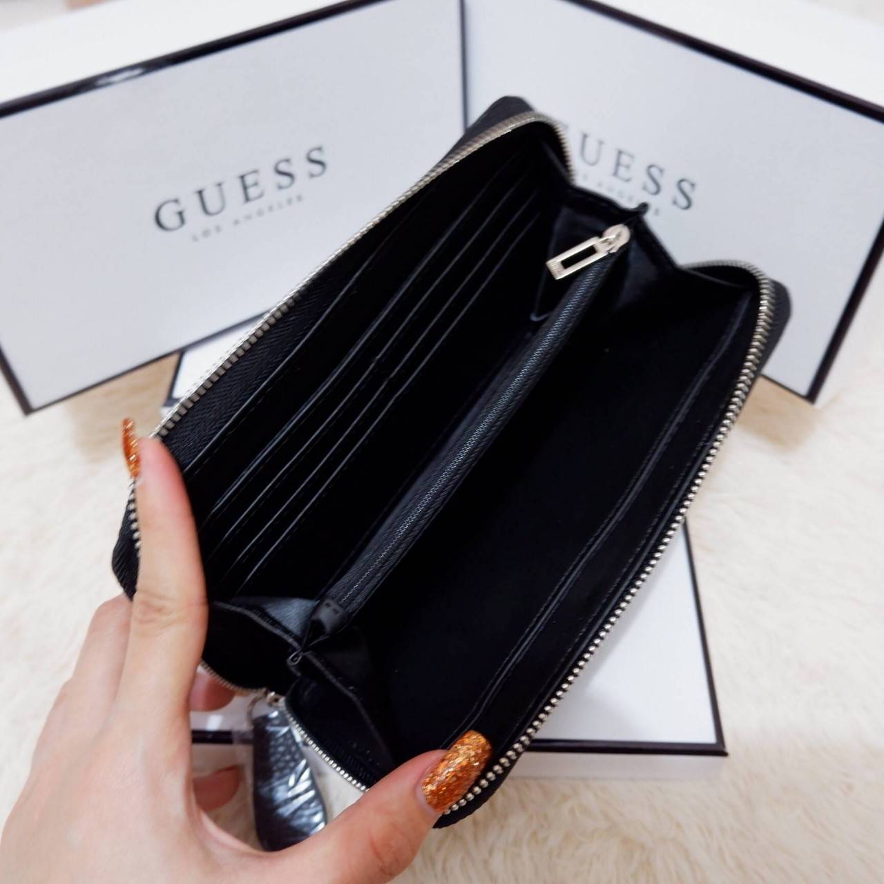 GUESS FACTORY WOMEN'S WALLET กระเป๋าสตางค์ใบยาว ดีไซน์สวย วัสดุหนังนิ่ม ประดับโลโก้แบรนด์สวย เปิดปิดด้วยซิปบน ภายในมีทั้ง ช่องใส่ธนบัตร แบงก์พัน และช่องใส่บัตรหลายช่องแยกเป็นสัดส่วน ภาพถ่ายจากสินค้าจริงสวยน่าใช้ค่ะ สาวๆที่กำลังหากระเป๋าสตางค์แบรนด์ดั