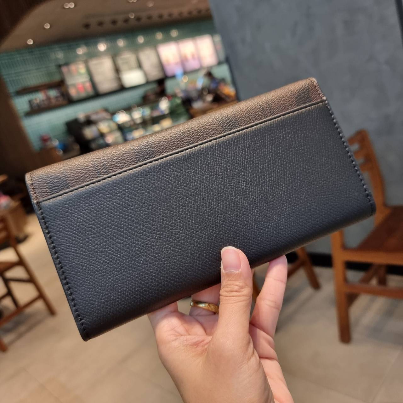 COACH F53763 TRIFOLD WALLET IN SIGNATURE กลับมาแล้วจ้า!! รุ่นขายดี!! 💓 ดีไซน์ใหม่ กระเป๋าสตางค์ใบยาว แถมที่ห้อยใส่บัตรแยกให้ (ถอดออกได้) น่ารักมากๆ ใช้งานง่าย เปิด-ปิดด้วยกระดุม ภายในใส่ธนบัตร ใส่บัตรได้เยอะ ใส่มือถือได้ไปอีก!! จุใจสุดๆ บอกเลยว่าใ