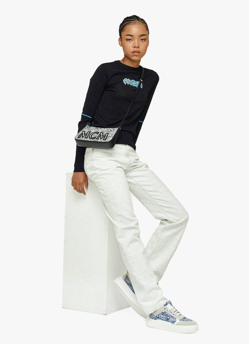 M.C.M MINI SHOULDER BAG IN VINTAGE JACQUARD MONOGRAM คอลเลคชั่นใหม่ล่าสุด โดดเด่นด้วยลายโมโนแกรม ถักทอบนผ้า woven jacquard กระเป๋าสะพายทรงพอชที่ไม่ธรรมดา มาพร้อมสายสะพายในตัว สามารถปรับใช้ได้ 2 แบบ สายยาวสะพายข้าง หรือจะนำสายเส้นกลางออกและปรับใช้สะพายไหล่