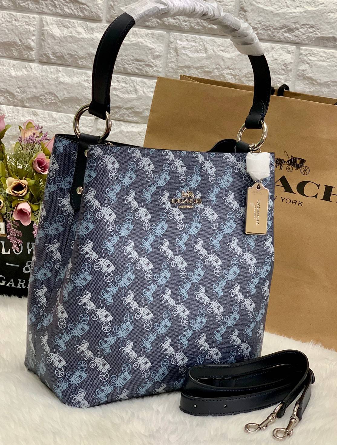 COACH TOWN BUCKET BAG WITH HORSE AND CARRIAGE PRINT ((2081-236)) 🔺กลับมาแล้ว ตามคำเรียกร้องค่ะ! กระเป๋าคล้องไหล่//สะพายข้างได้ วัสดุ pvc อย่างดี หนังนิ่มป่องพองตัวสวยงาม ลายรถม้าทั้งใบค่ะ ภายในกระเป๋าแบ่งเป็น2ช่องหลัก เปิดปิดแบบกระดุมแม่เหล็ก ภายใ