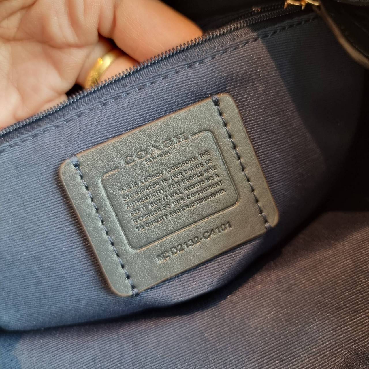 OUTLET 】COACH DEMPSEY DRAWSTRING BUCKET BAG IN SIGNATURE JACQUARD WITH STRIPE AND COACH PATCH C4101 C4102 พี่สาวใบใหญ่สุดสวยมาแล้วจ้า!! กระเป๋าทรงถังไซส์ใหญ่ ที่สาวๆรอคอย ใช้งานง่ายด้วยการรูดหนังปิดรอบปากกระเป๋า ทุกอย่างลงตัวที่สุด!! โดดเด่นด้วยลวดลายสีสั