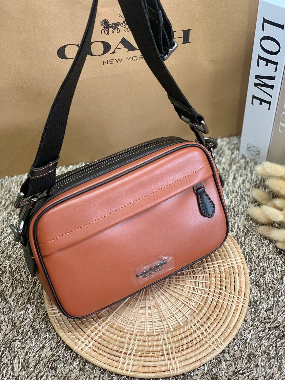 3สีเข้าใหม่งานคุณภาพอีกแล้วคับท่านน ทั้งสี ทั้งหนังสวยมากๆค่าา!! COACH GRAHAM CROSSBODY BAG ((39946)) พร้อมส่ง! กระเป๋าสะพายแบบครอสบอดี้ร์ ใช้ได้ทั้งชาย//หญิง หนังแท้อย่างดี เรียบหรูค่ะ ด้านหน้ามีช่องซิปซ่อนให้หนึ่งช่อง ช่องซิปหลักกว้าง ใส่ของจำเป็นได้ครบ