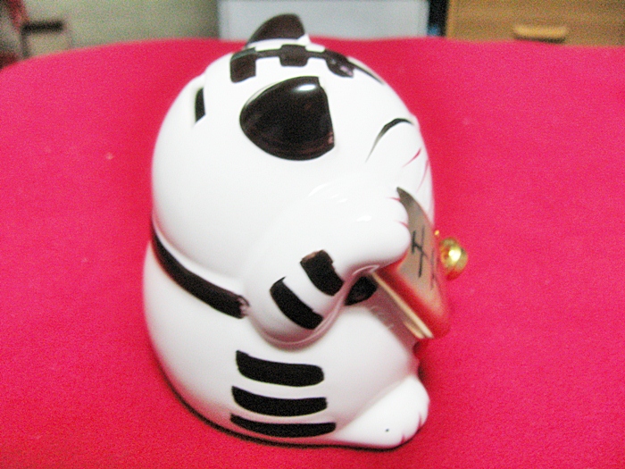 สินค้าหมดค่ะ แมวกวักนำโชคกวักขวาเรียกเงินทองโชคลาภถือลูกแก้วขอพรค่ะ