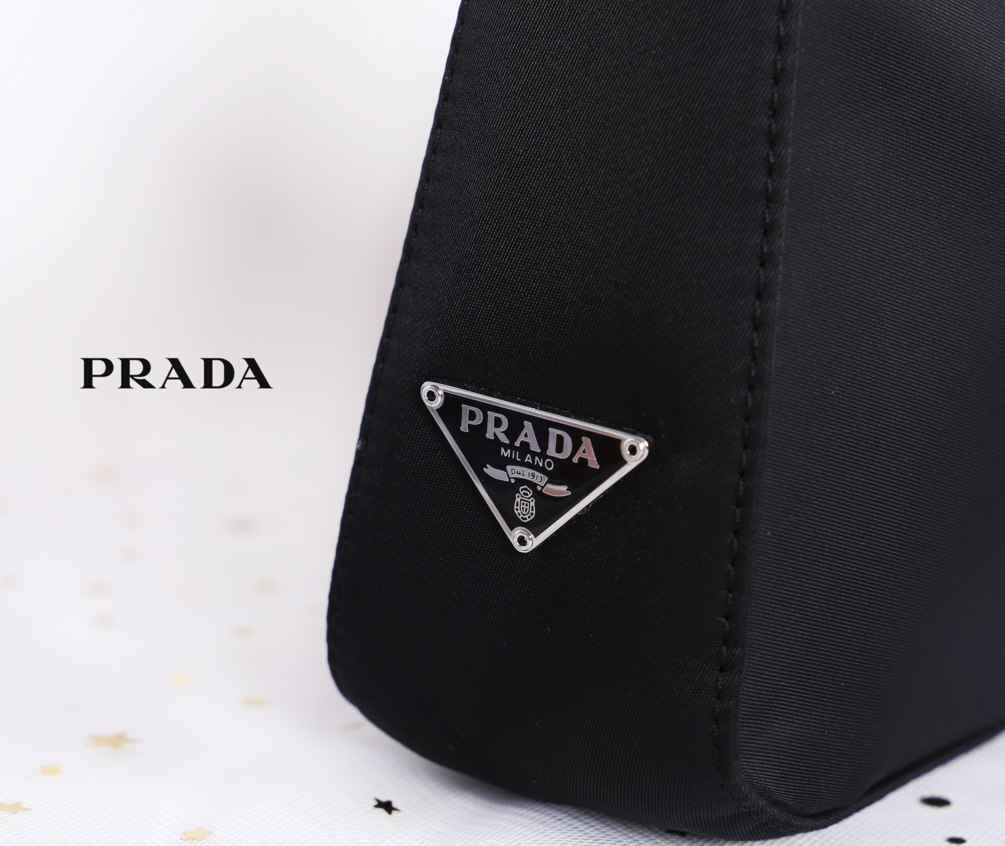 PRADA Nylon Shoulder & Handbag โดดเด่นด้วยโลโก้แบรนด์ด้านข้างกระเป๋าที่ไม่เหมือนใคร เปิด- ปิด ด้วยการติดแบบลอกออก ด้านในมี 1 ช่องโล่ง และช่องเล็กพร้อมโลโก้แบรนด์เป็นอีกใบที่สาวๆไม่ควรพลาด
